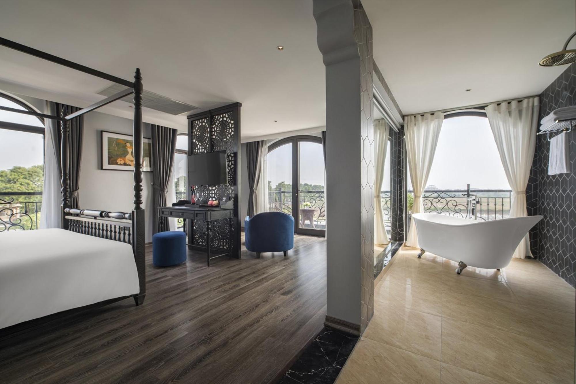 King Suite with Balcony photo 3