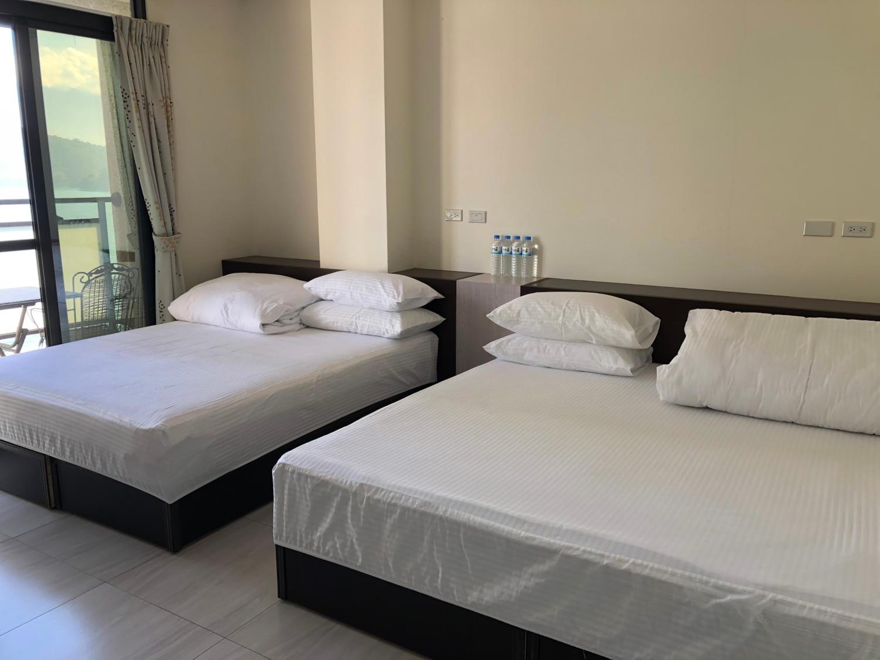 Quadruple Room with Lake View photo 1
