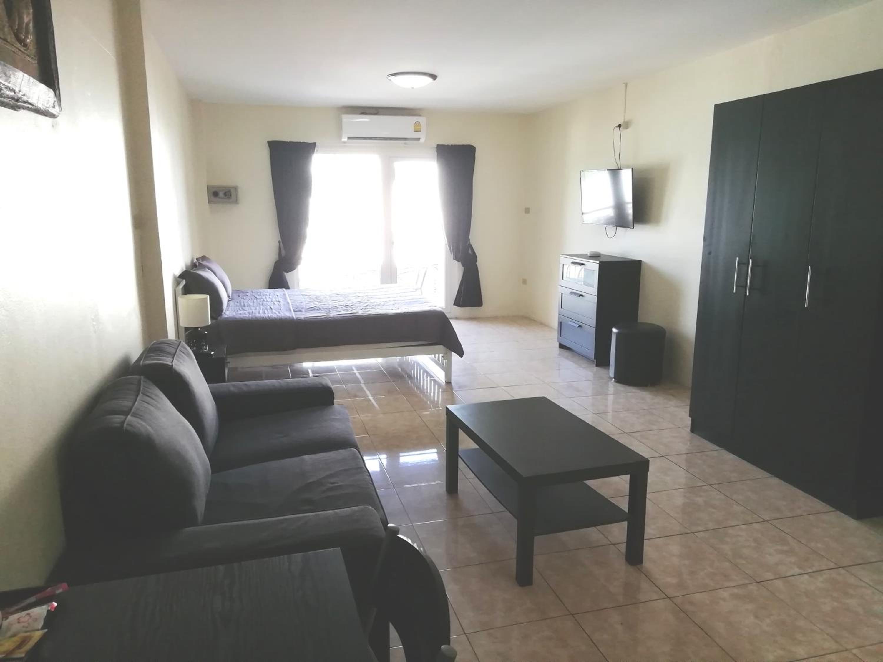 Suite with Balcony & Street View - Photo 1