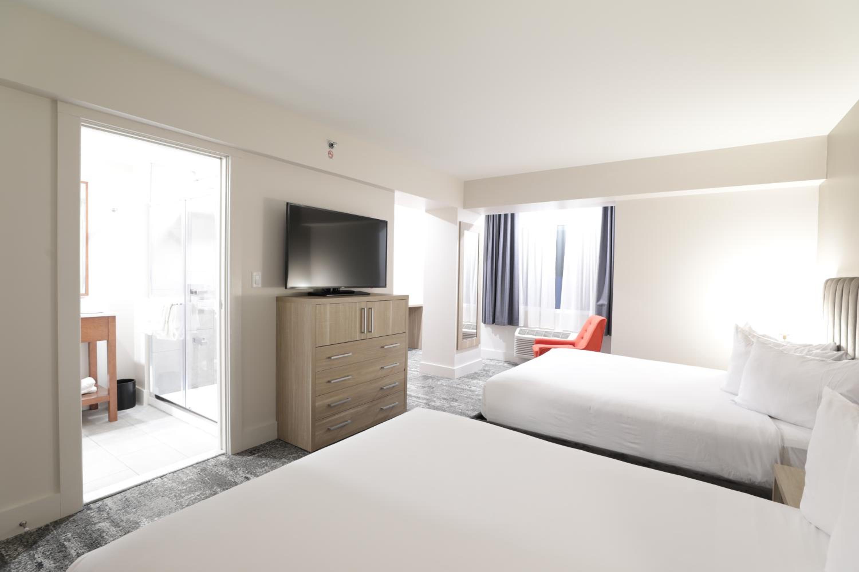 Standard Queen Room with Two Queen Beds - Photo 3