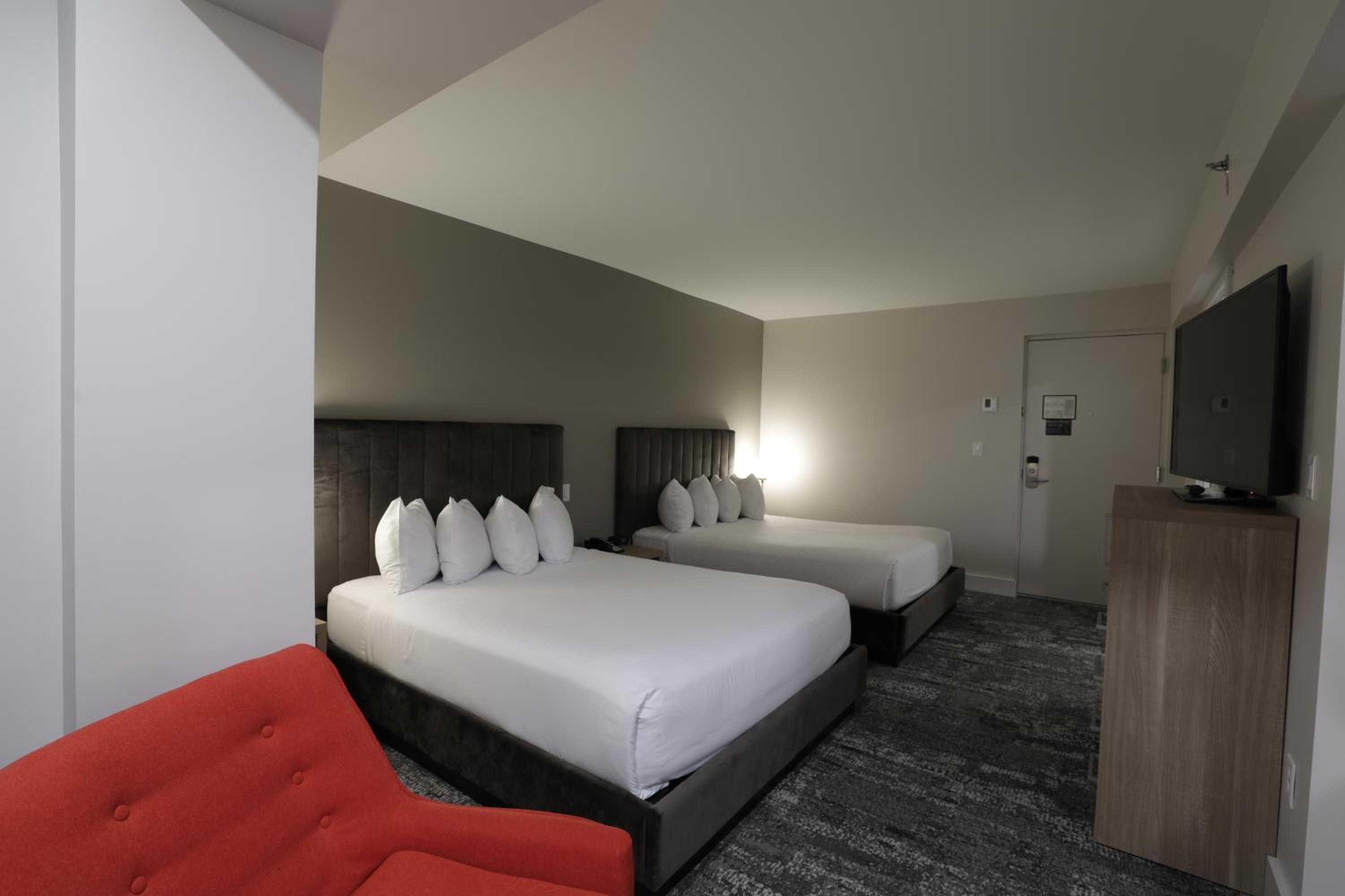 Standard Queen Room with Two Queen Beds - Photo 2
