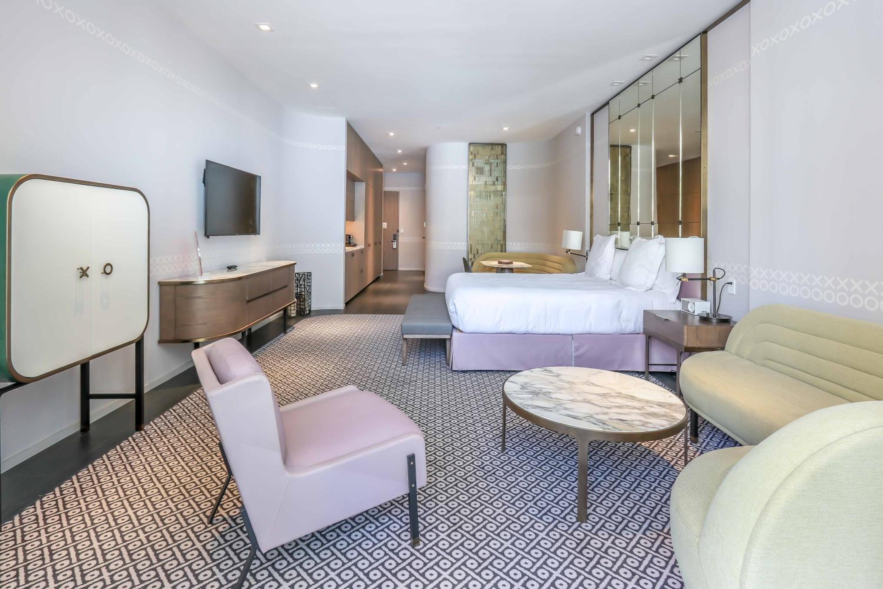 Suite with One King Bed and Balcony (Non Smoking)