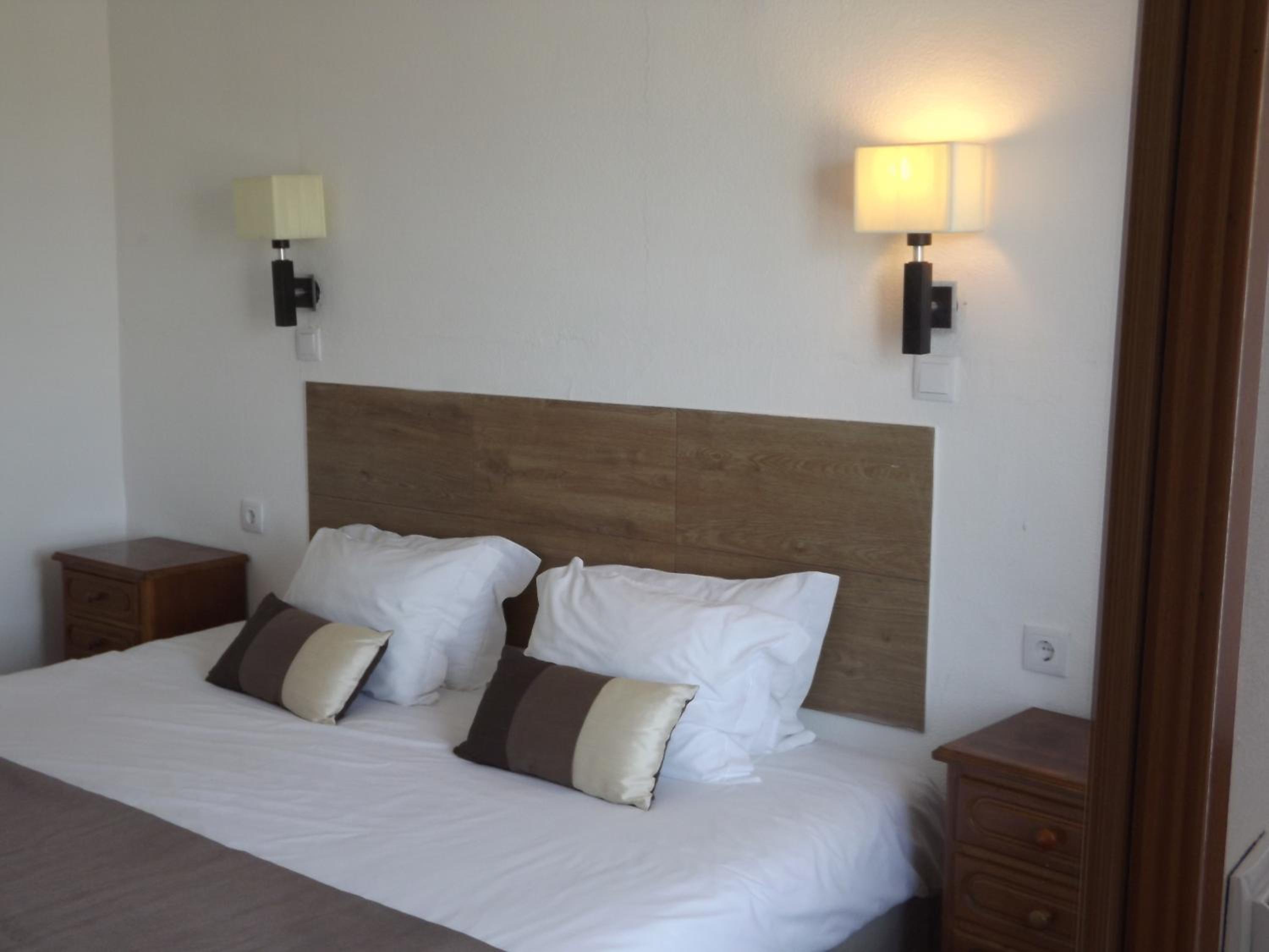 Double or Twin Room with Sea View - Photo 8
