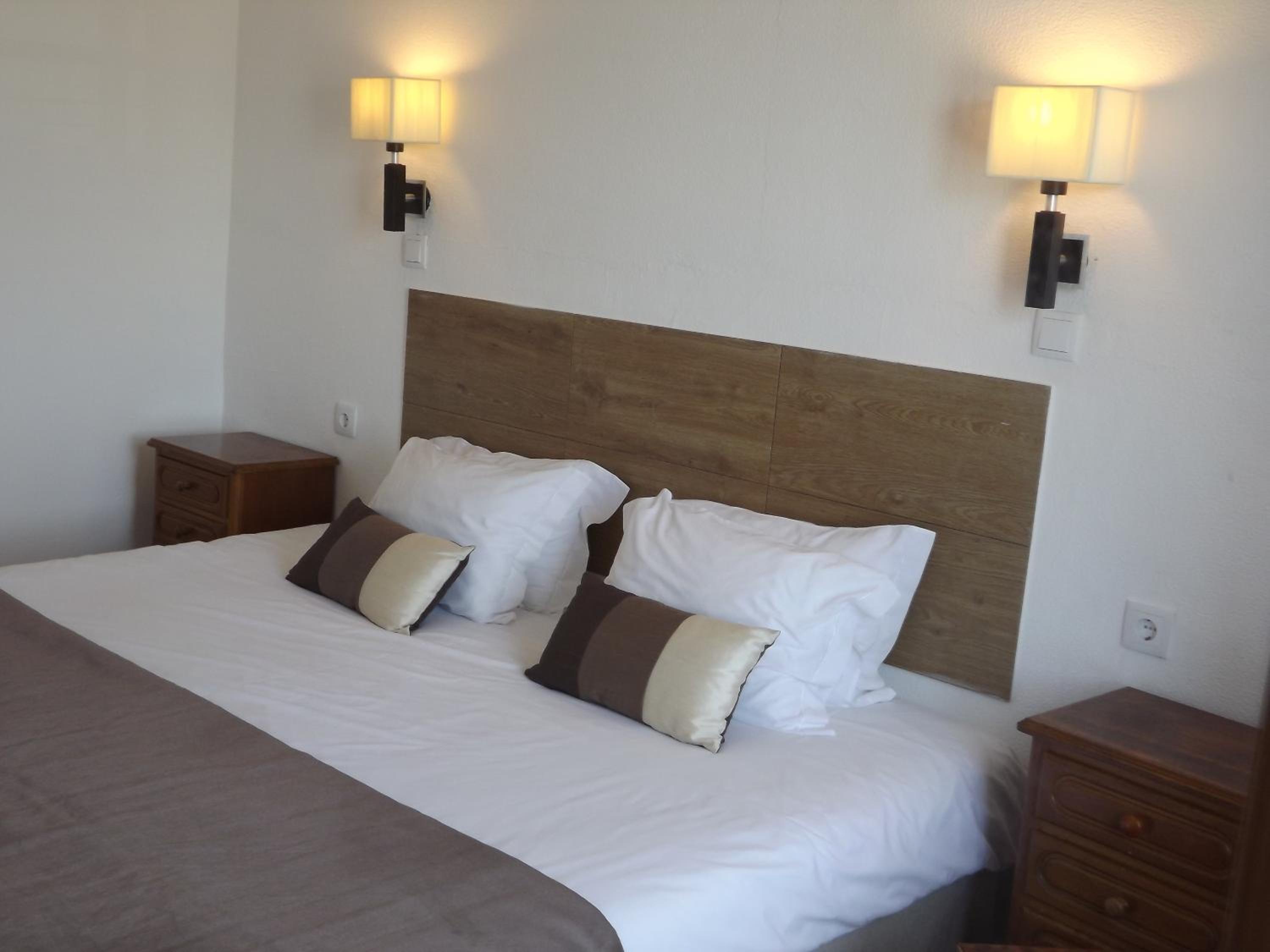 Double or Twin Room with Sea View - Photo 7