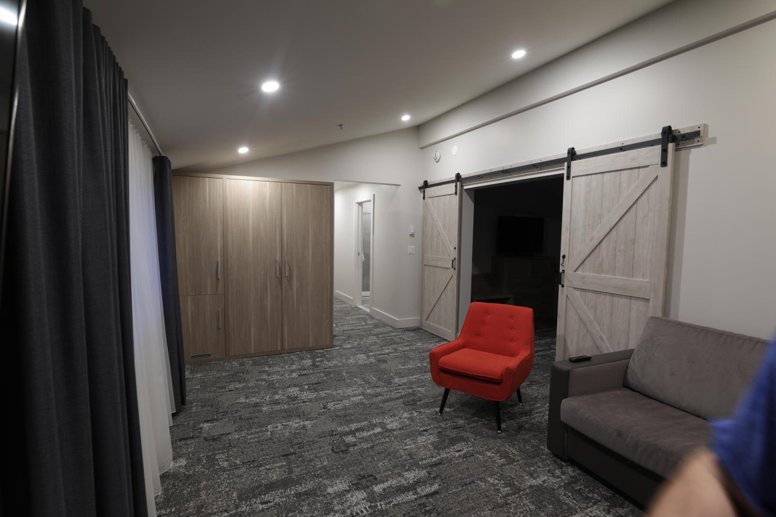 Large Double Room - Photo 9