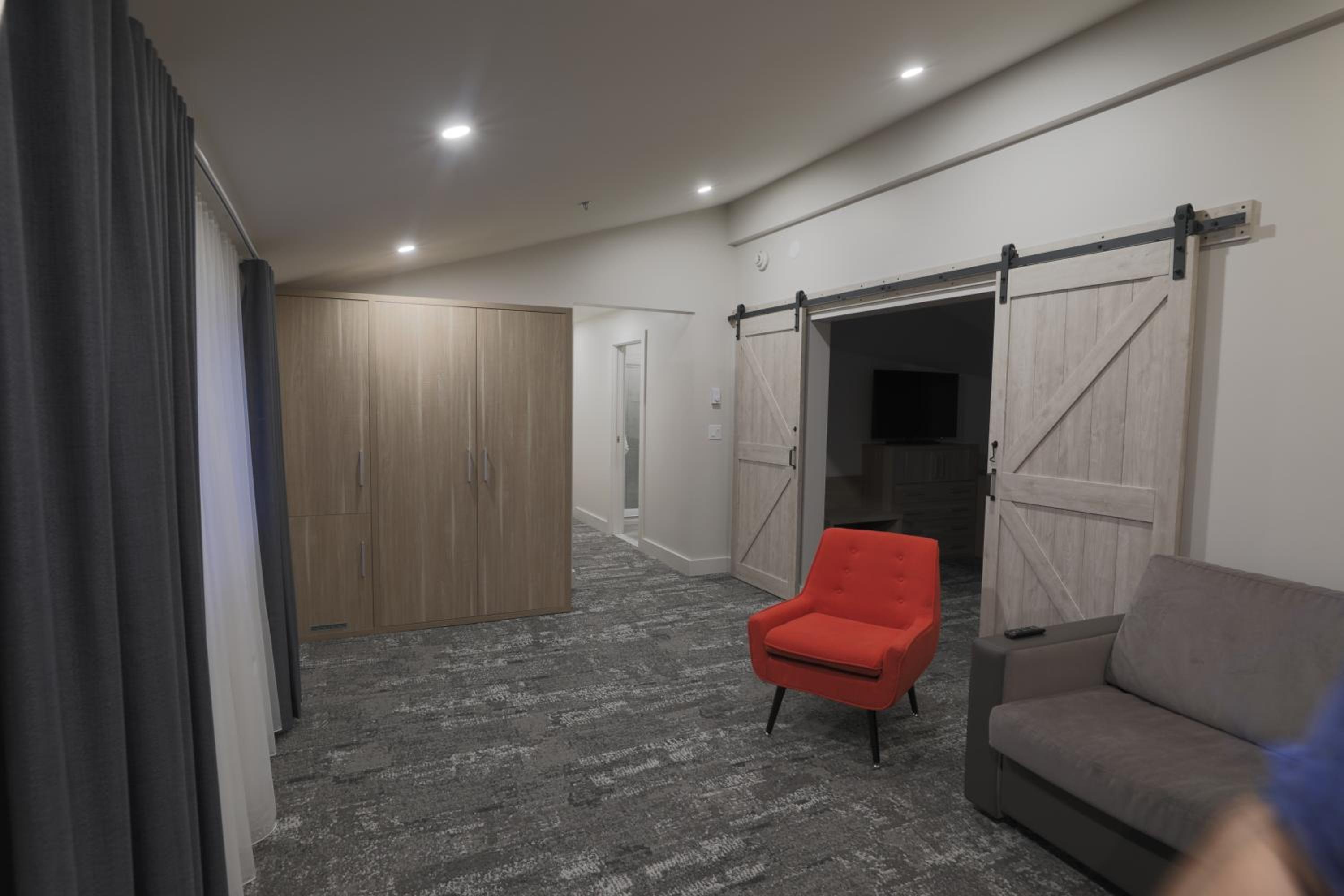 Large Double Room - Photo 6