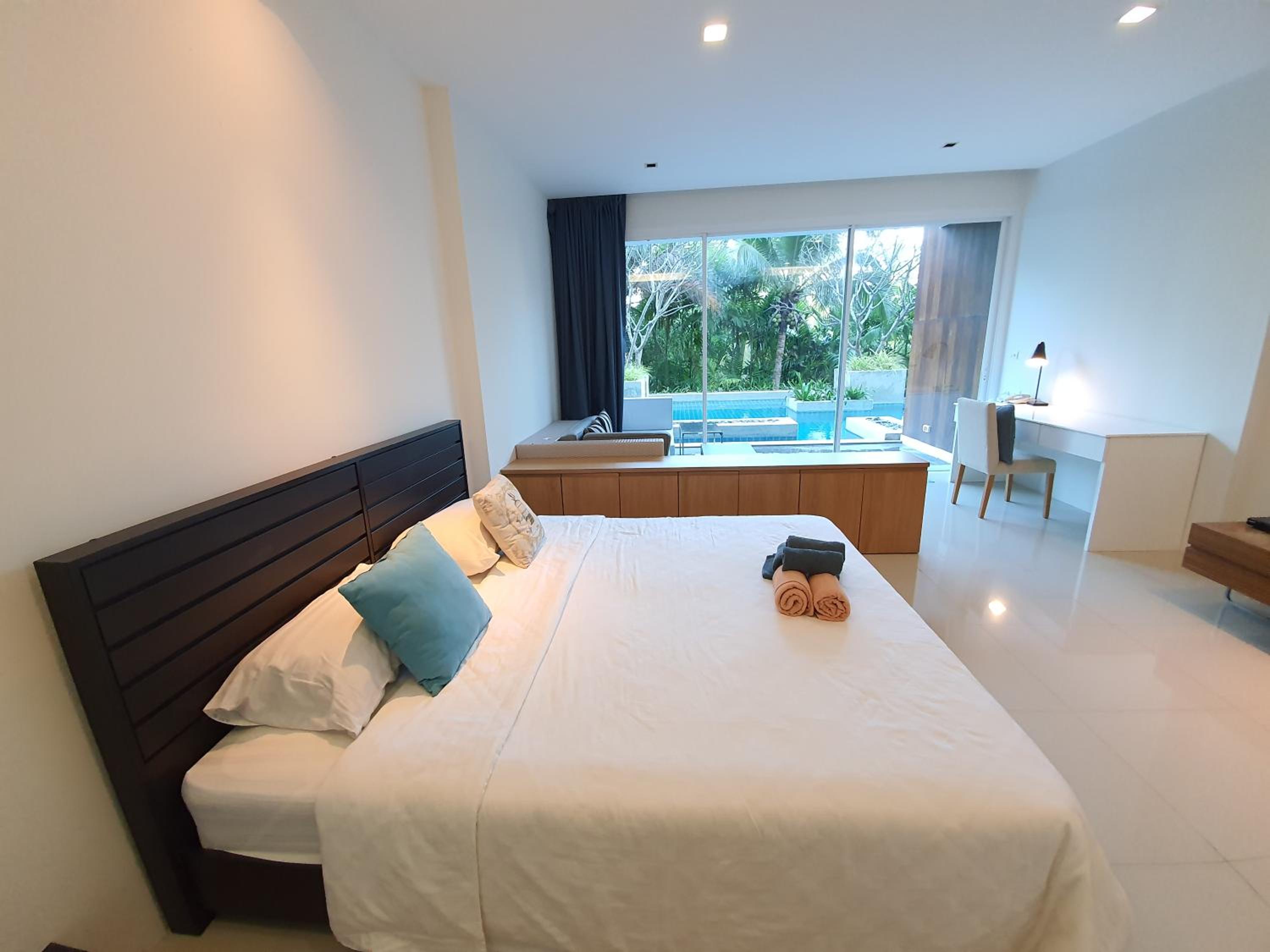 Deluxe Double Room with Pool Access - Photo 14