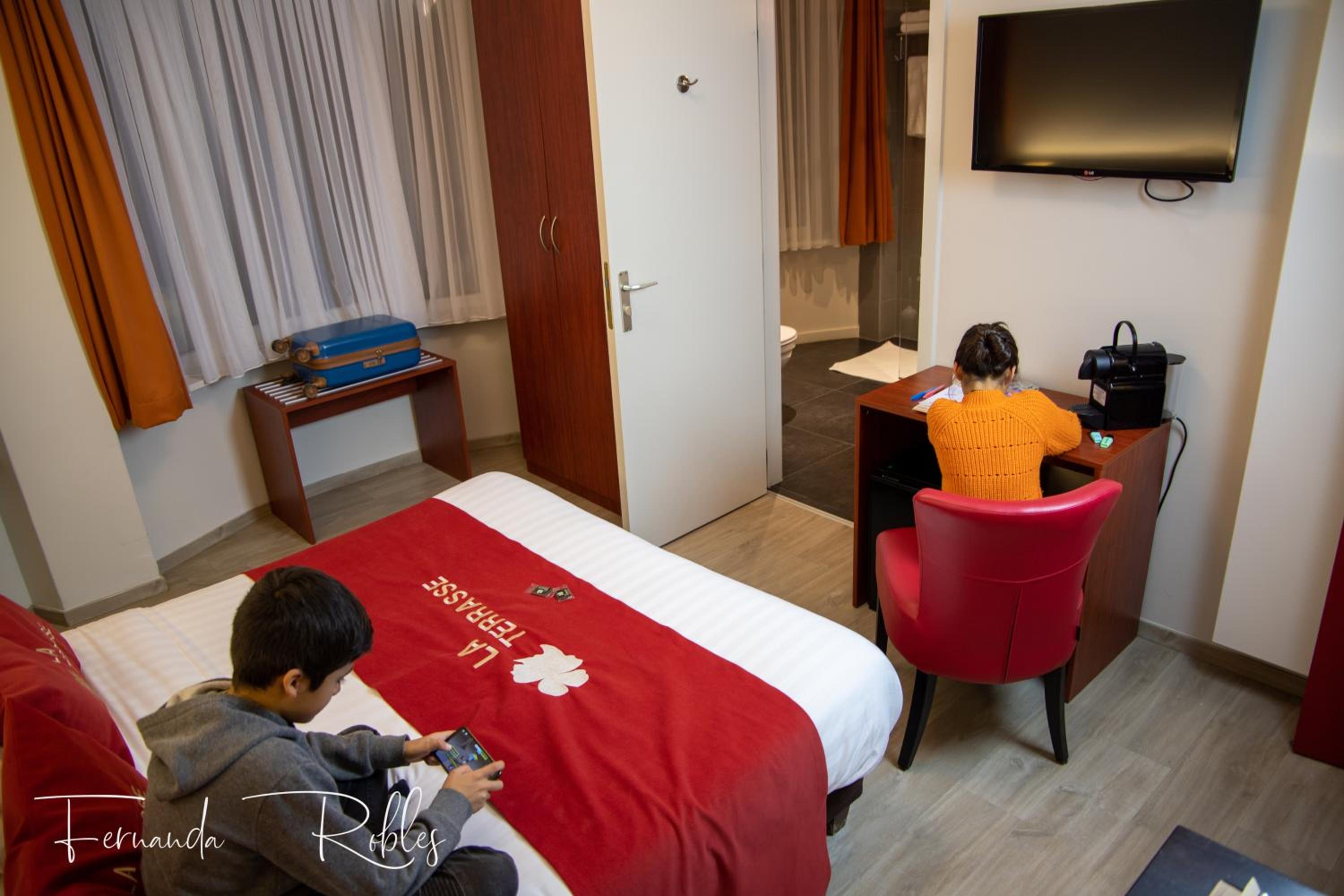 Large Double Room - Photo 6