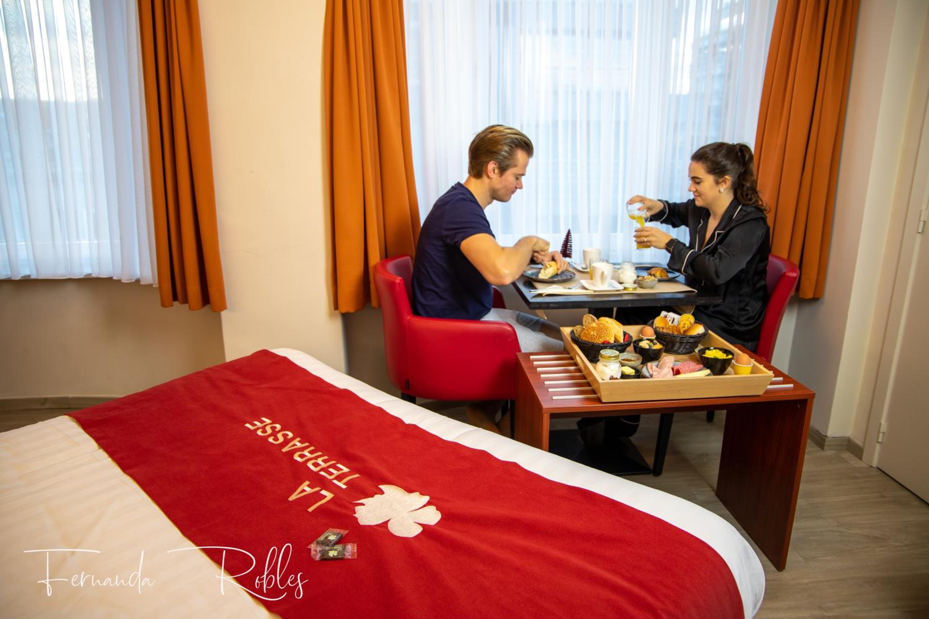 Large Double Room with Balcony - Photo 9