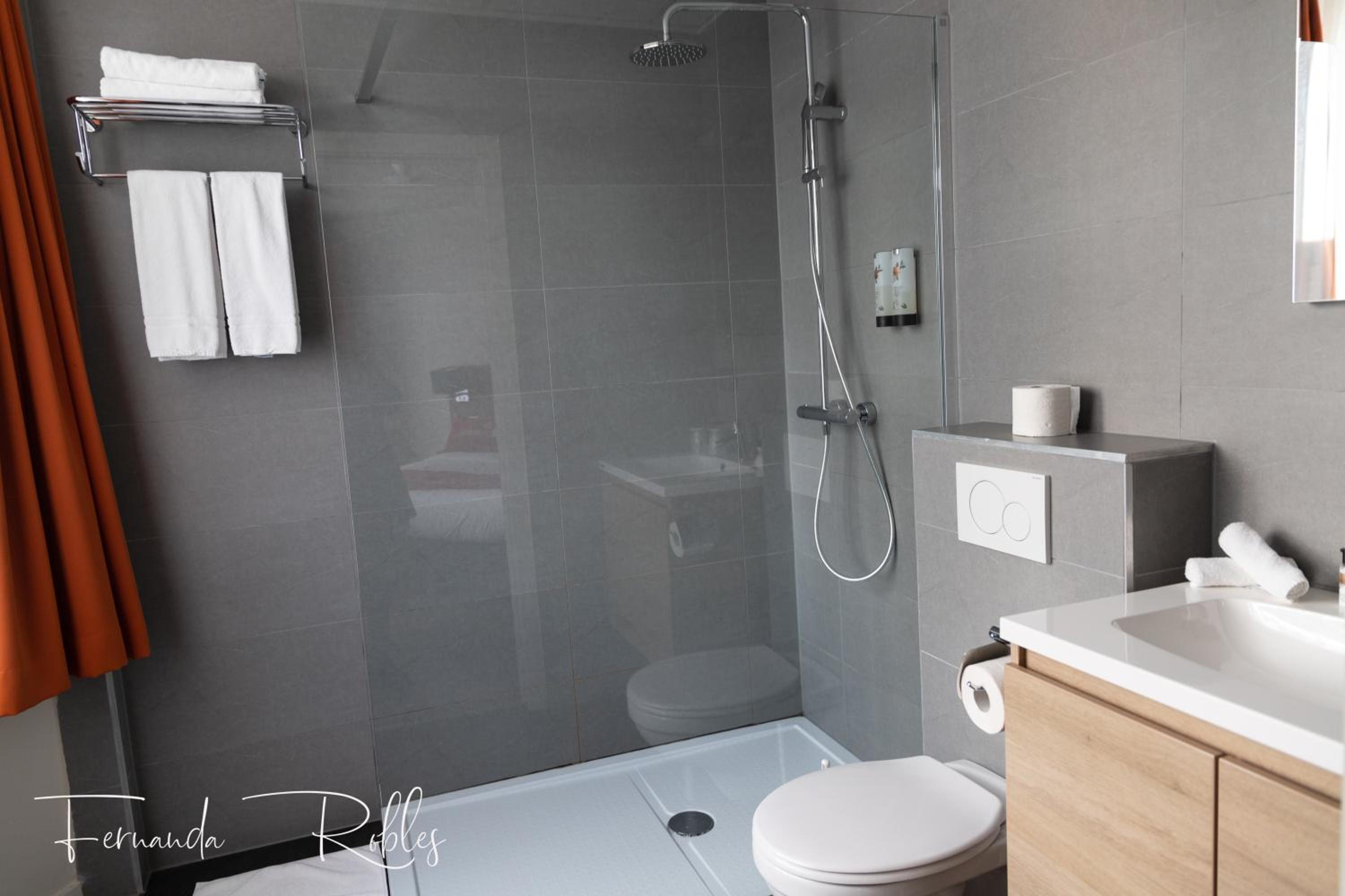 Large Double Room with Balcony - Photo 7