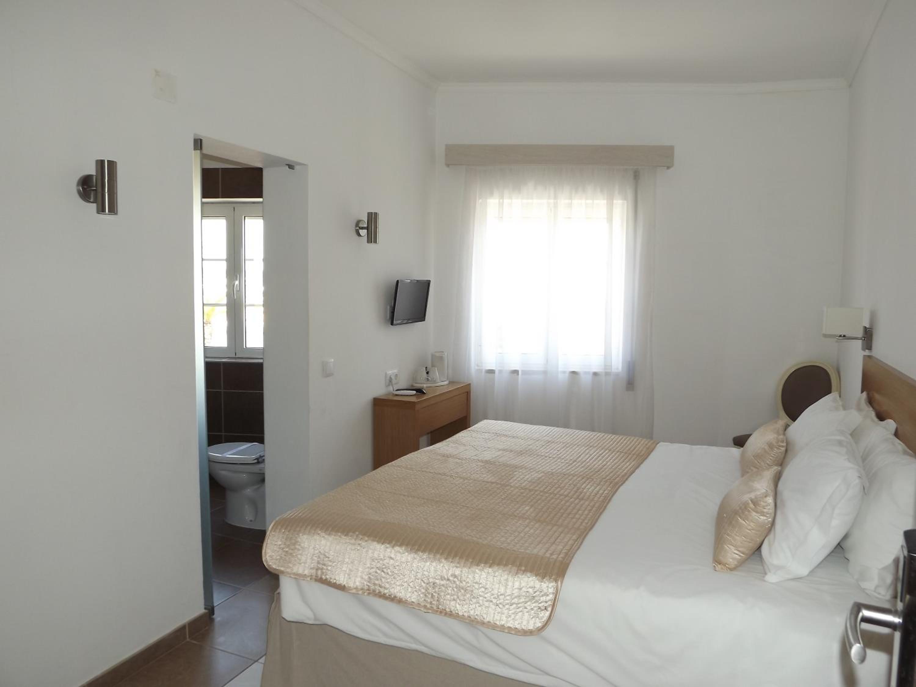 Double or Twin Room with Sea View - Photo 5