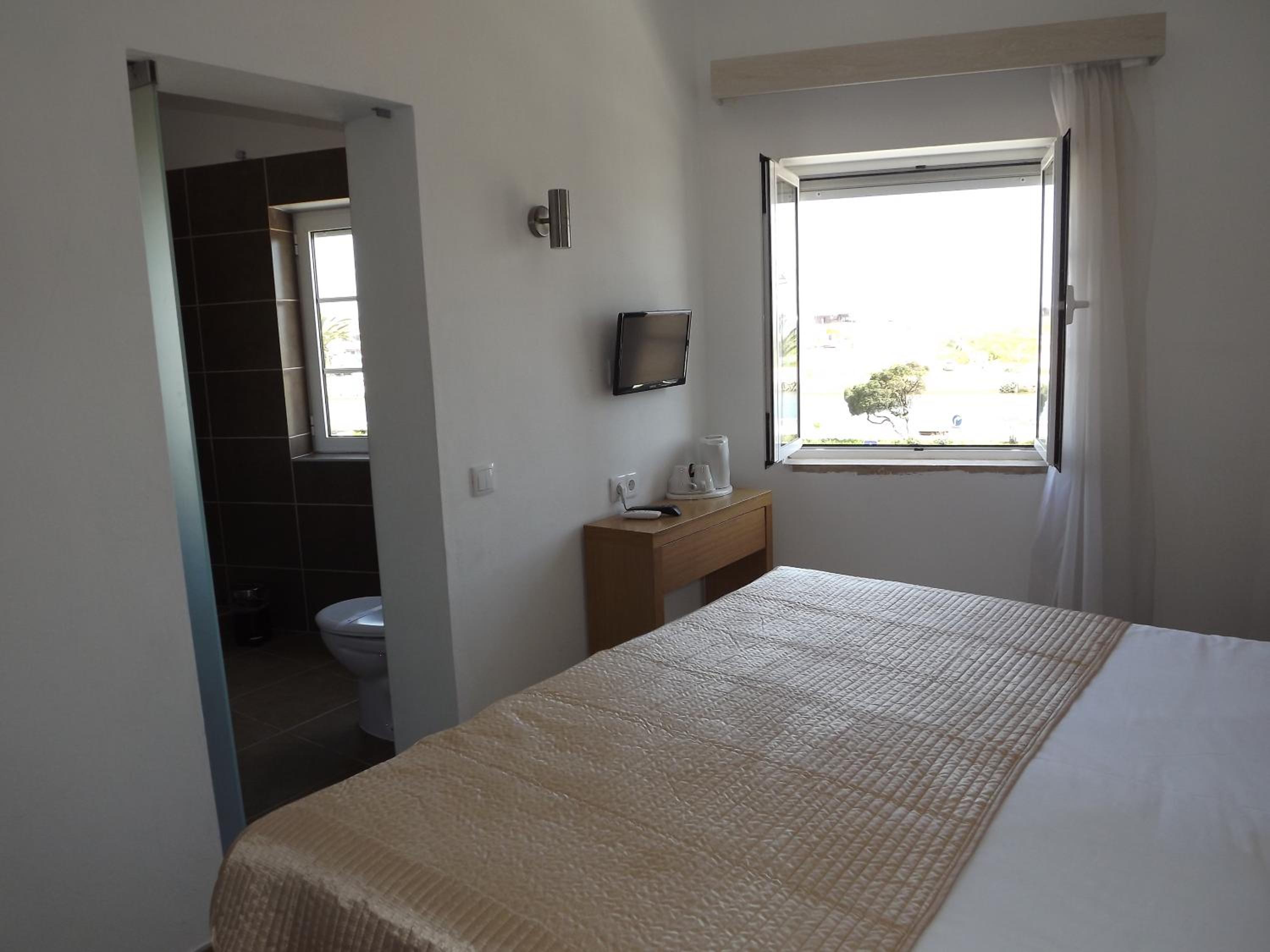 Double or Twin Room with Sea View - Photo 15