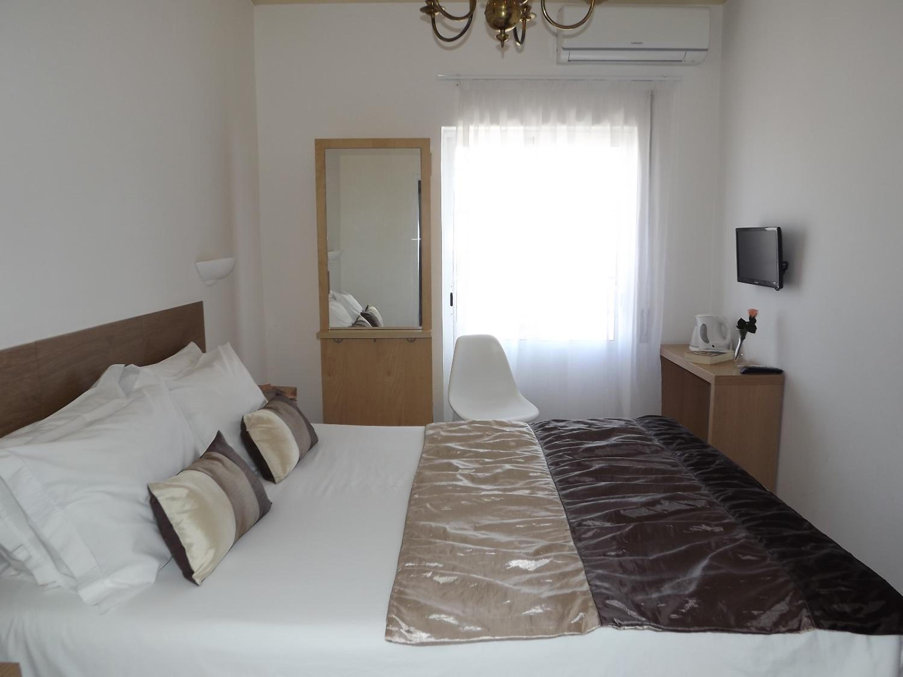 Double or Twin Room with Sea View - Photo 16