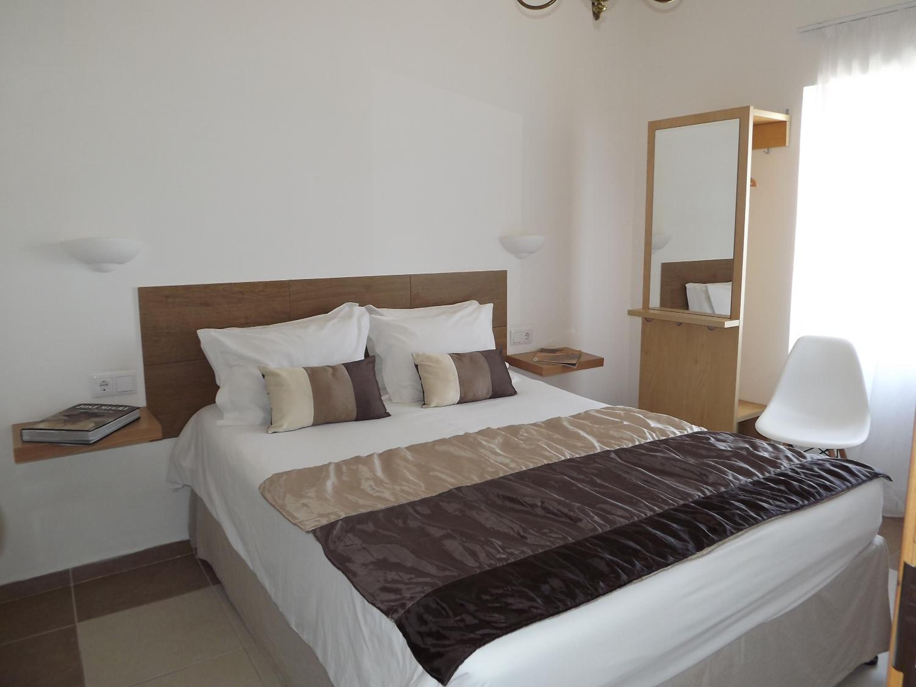 Double or Twin Room with Sea View - Photo 17