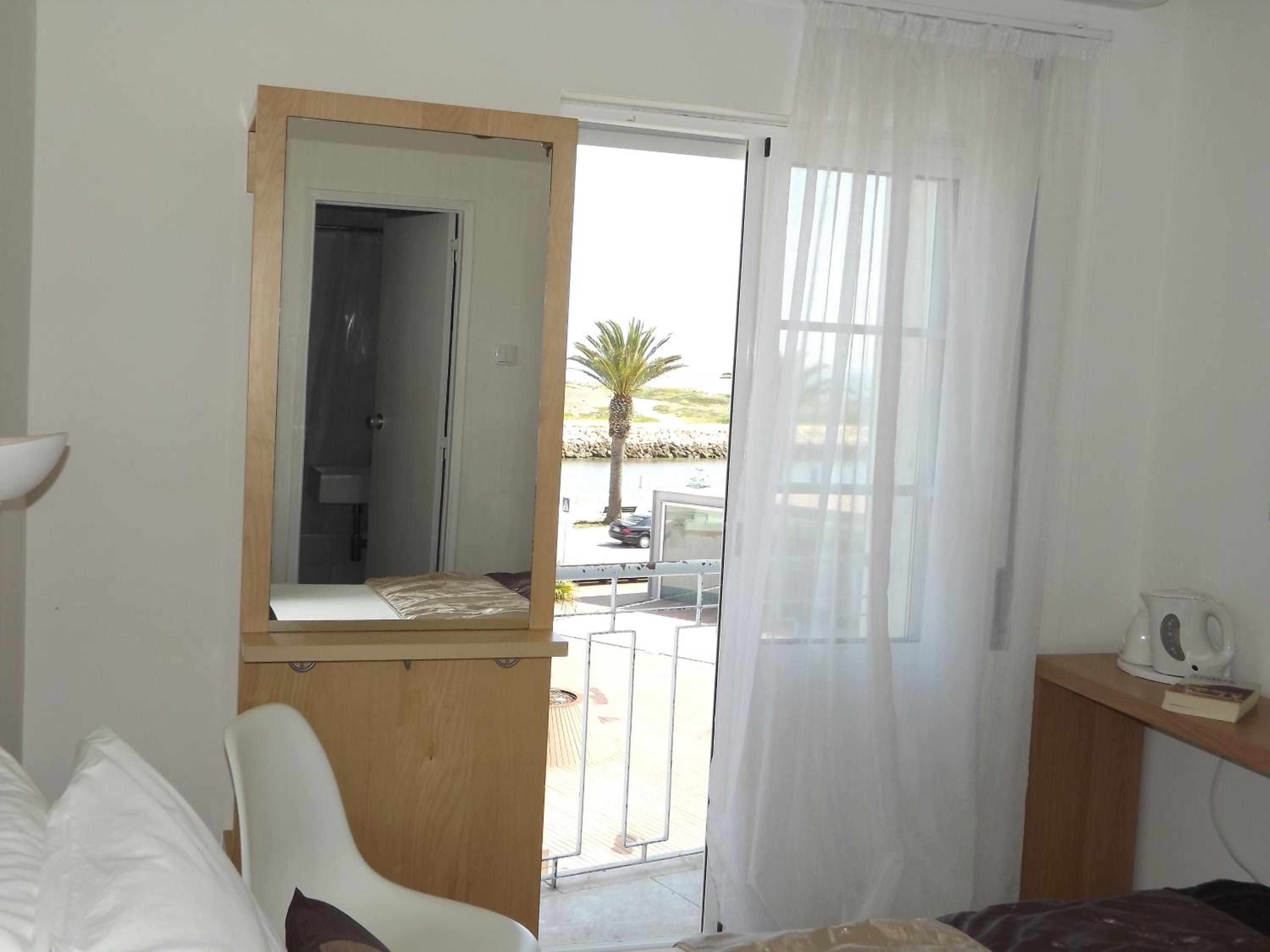 Double or Twin Room with Sea View - Photo 18