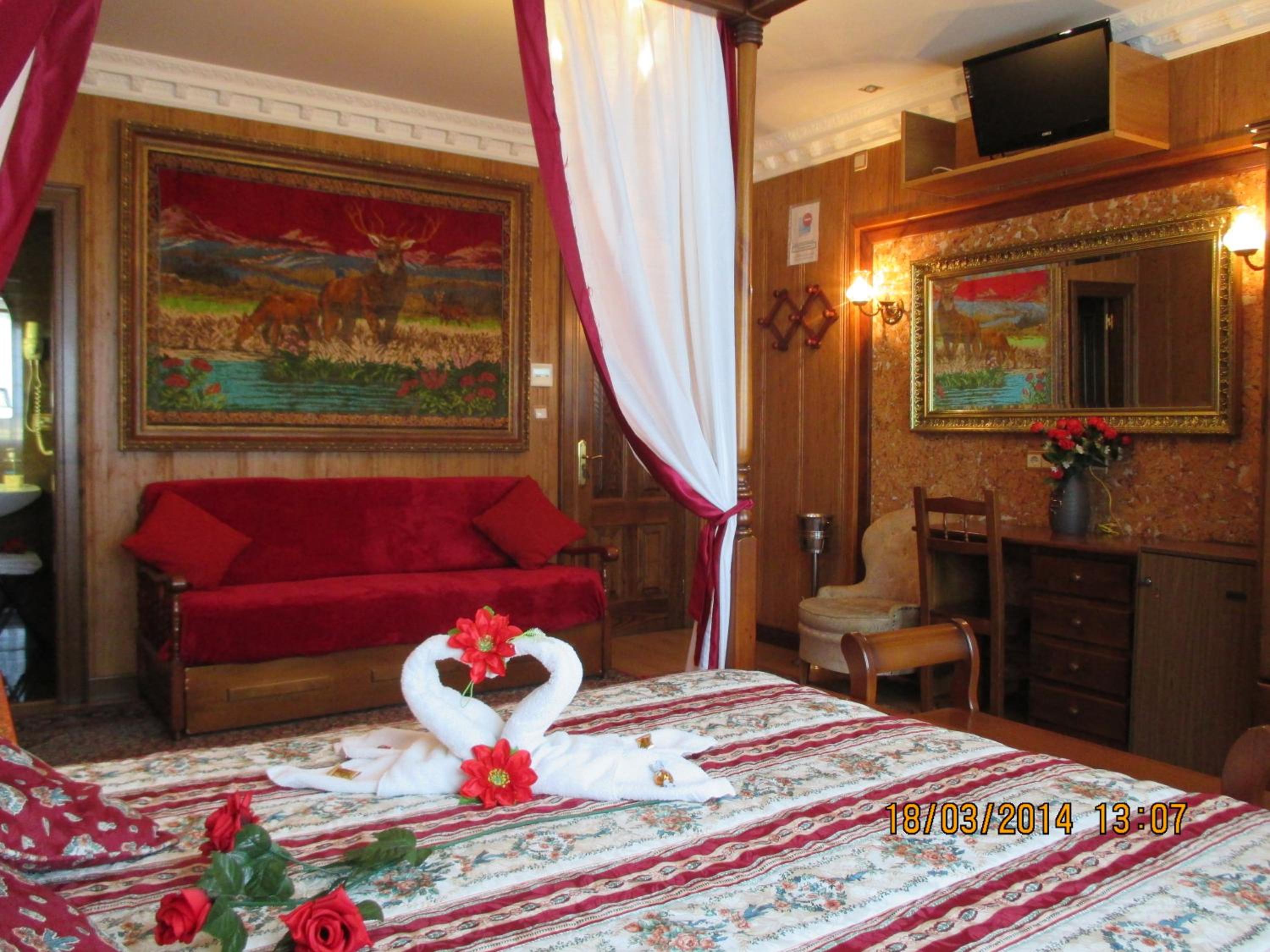 Double Room with Four Poster Bed and Parking Included photo 3