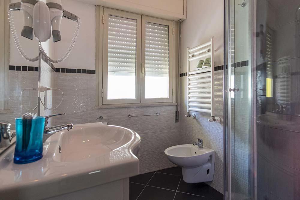 Double Room - Photo 16