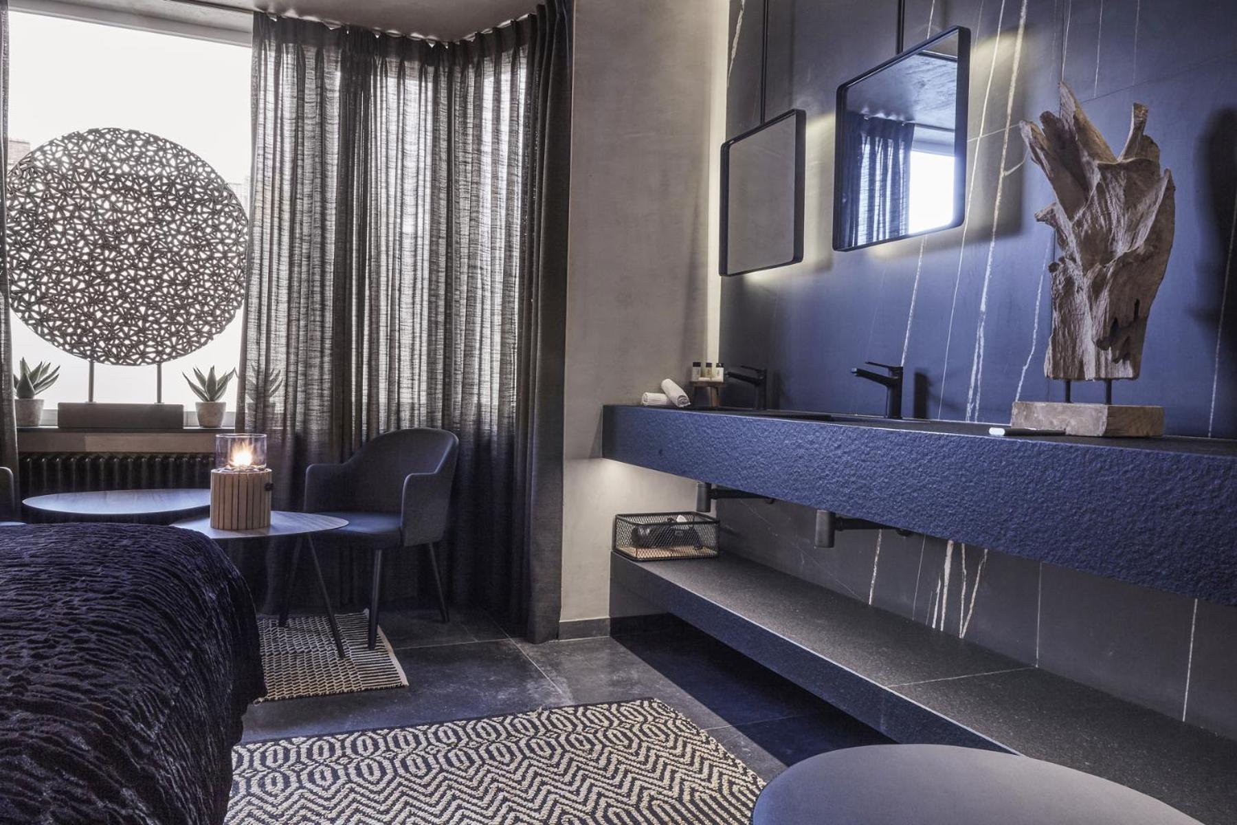 Suite with Hot Tub - Photo 8