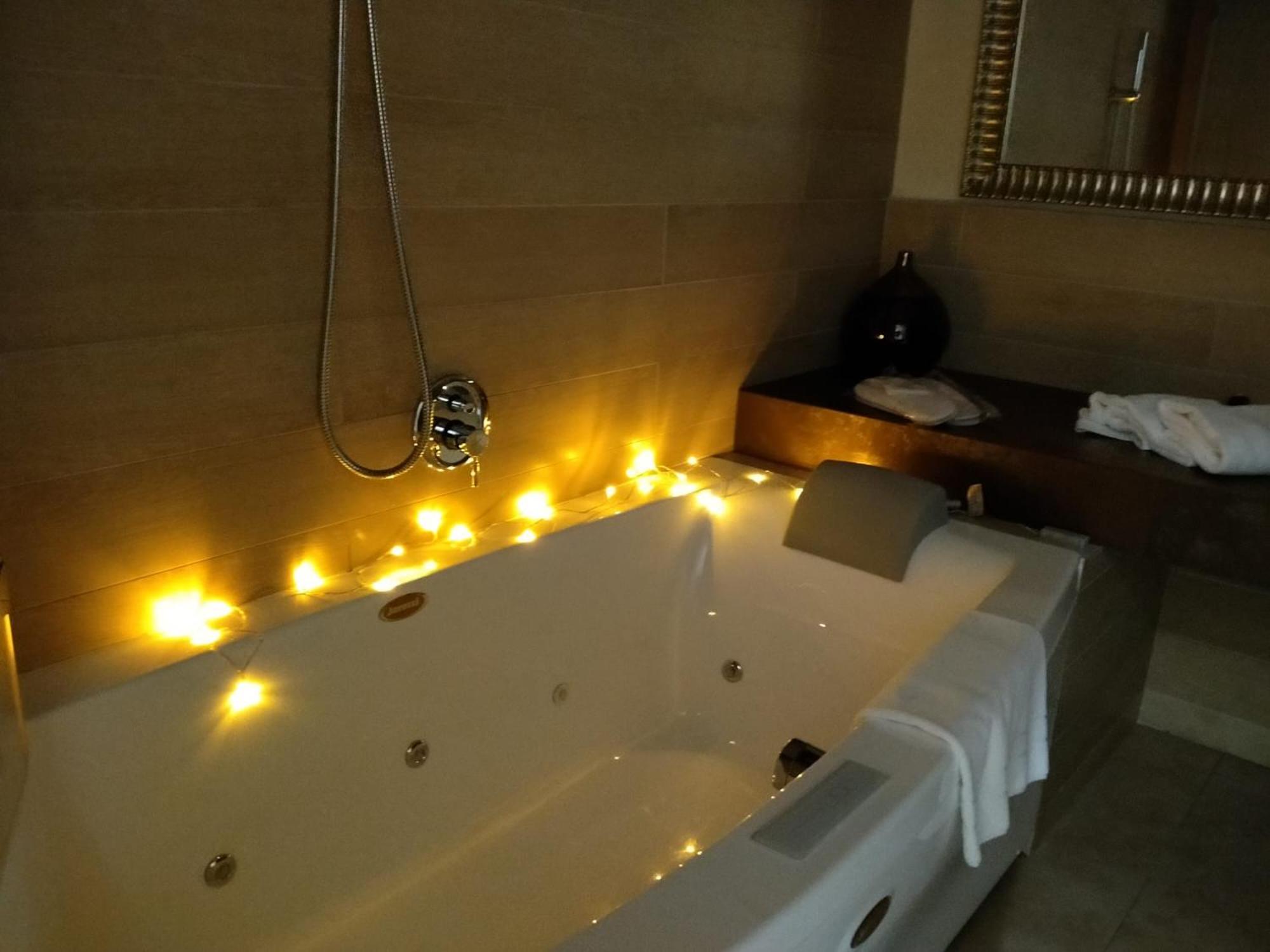 Junior Suite with Jacuzzi - Photo 7