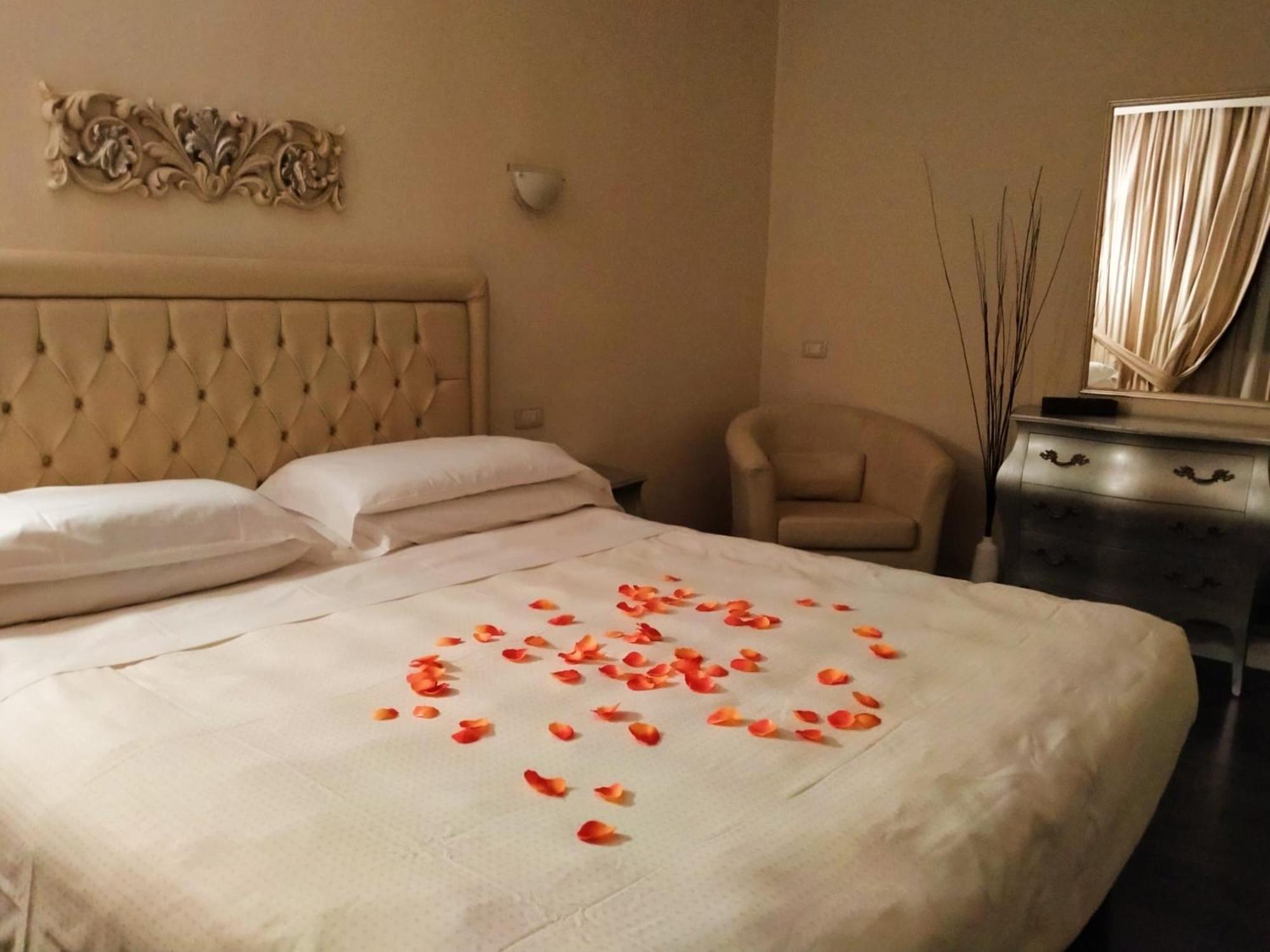 Junior Suite with Jacuzzi - Photo 8