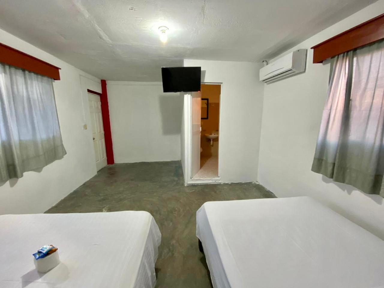 Twin Room - Photo 3