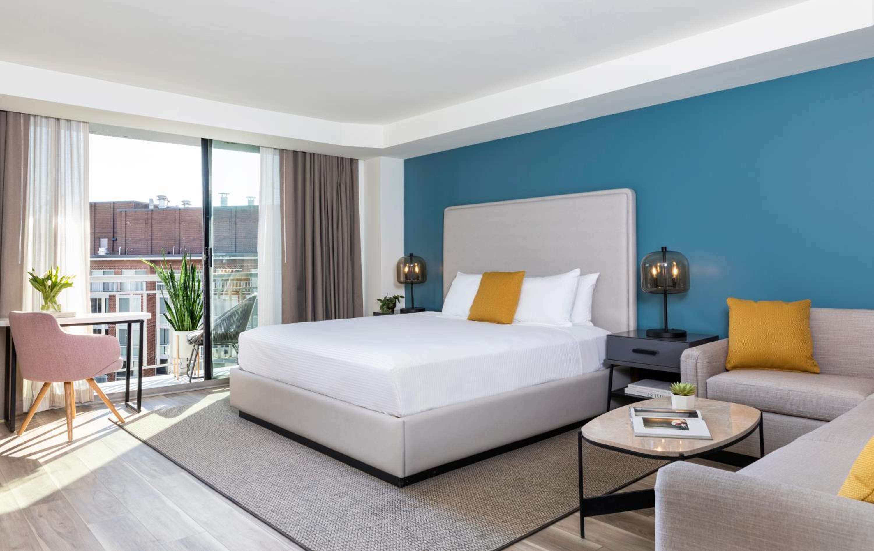 	King Studio Suite with Balcony - Disability Access - Photo 9