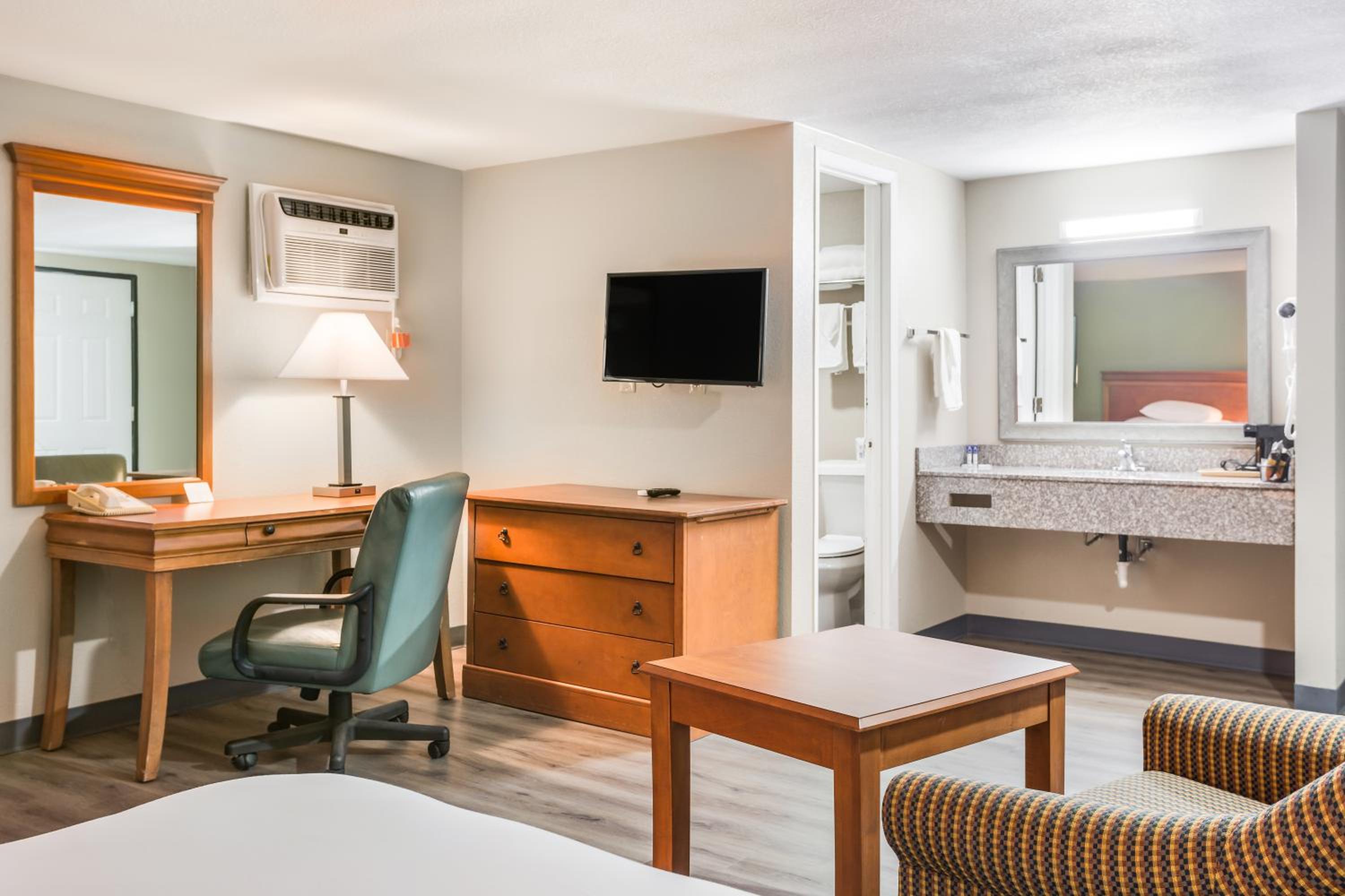 Double Room with Two Double Beds - Non-Smoking - Photo 3