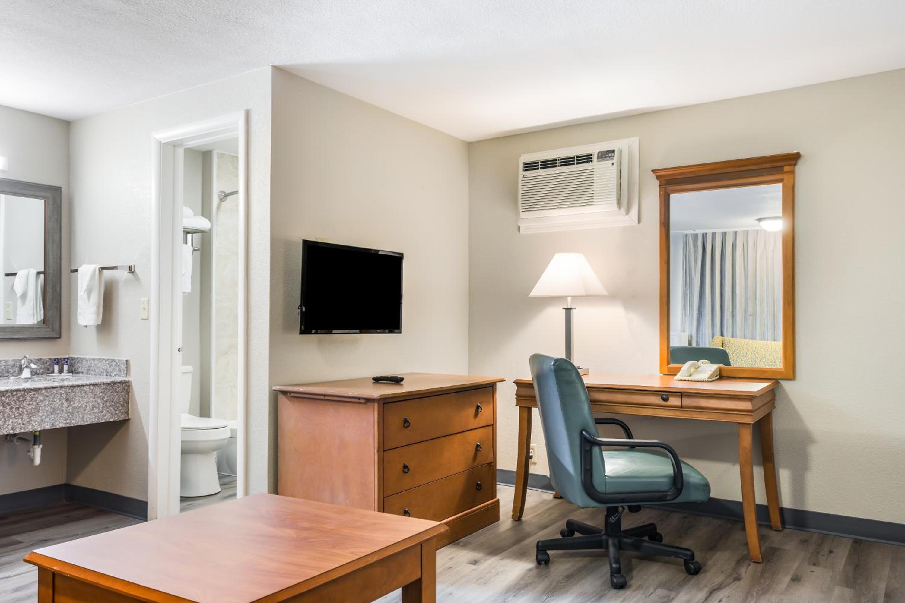 Quadruple Room with Sofa Bed - Non-Smoking - Photo 2