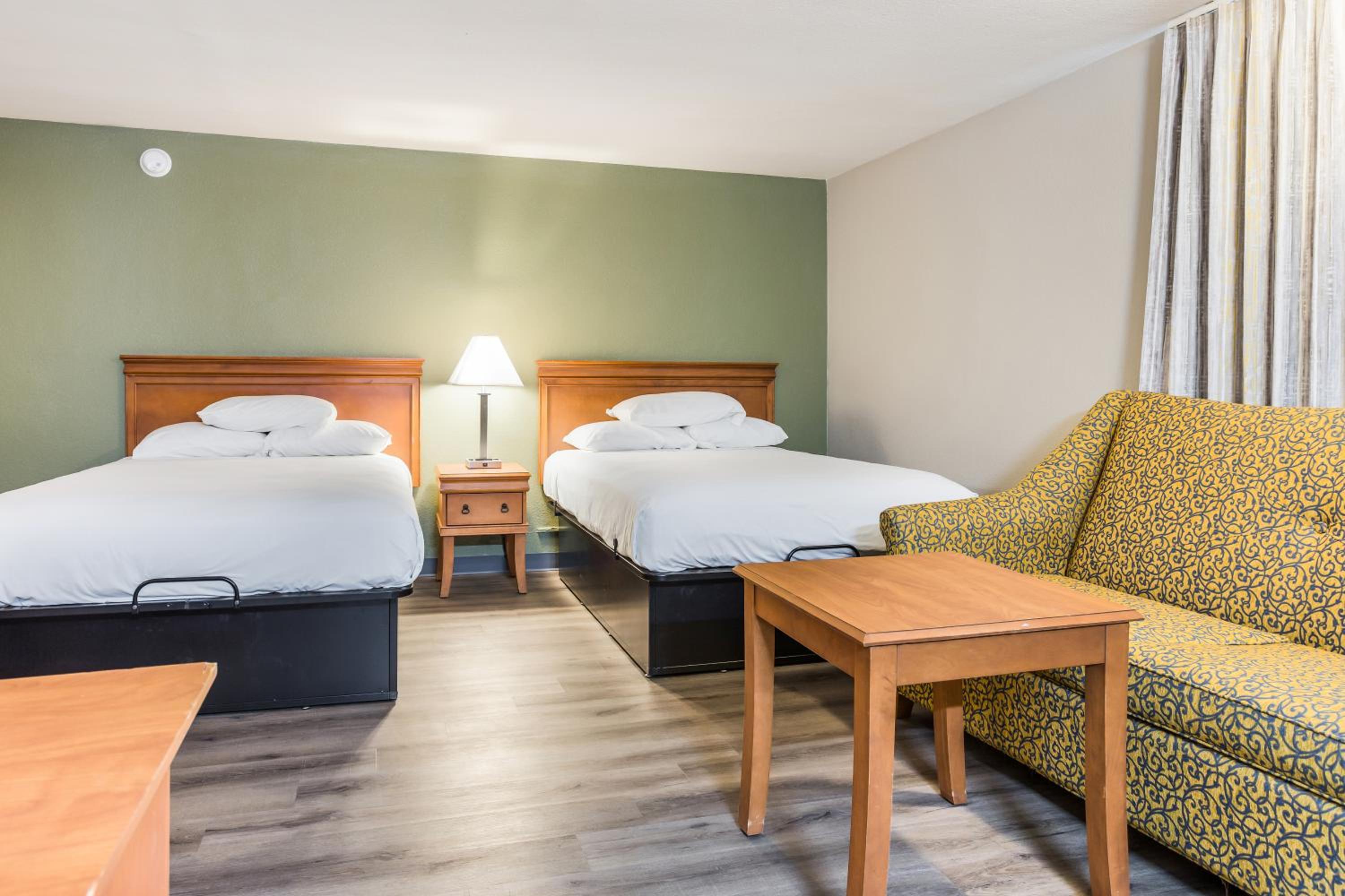 Quadruple Room with Sofa Bed - Non-Smoking - Photo 4