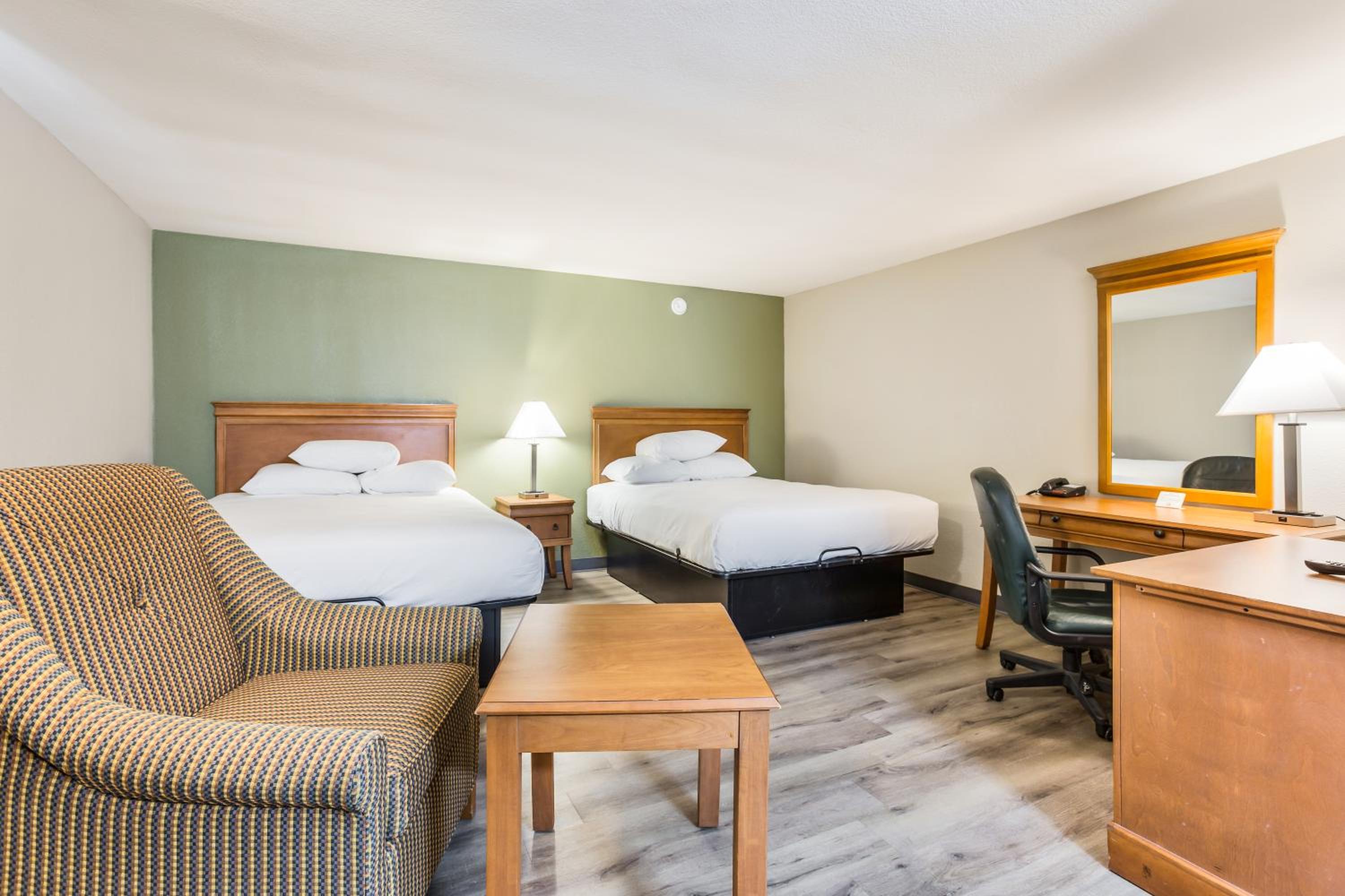 Queen Room with Two Queen Beds - Non-Smoking - Photo 1