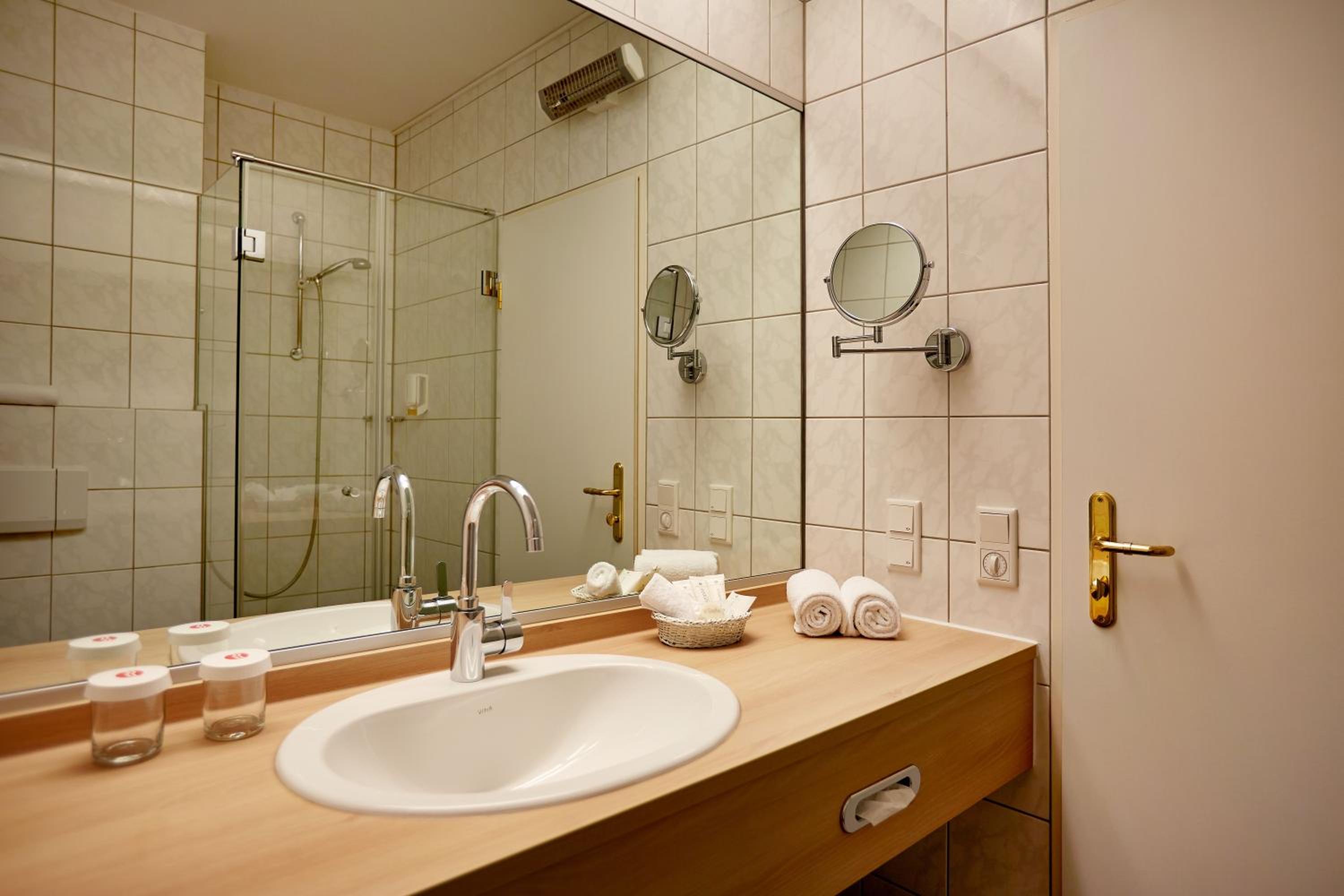 Business Double Room thumbnail 6