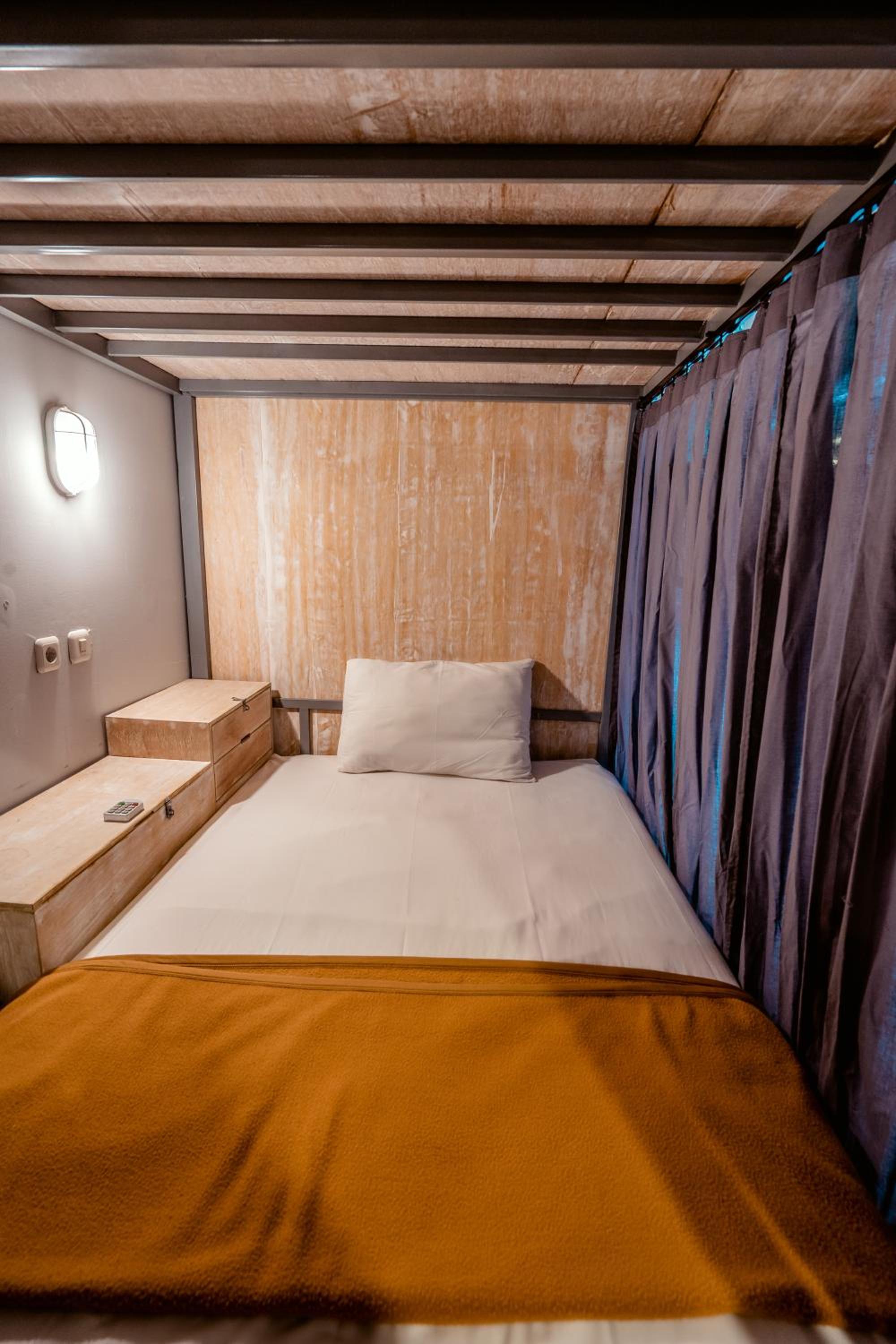 Bed in 8-Bed Mixed Dormitory Room photo 1