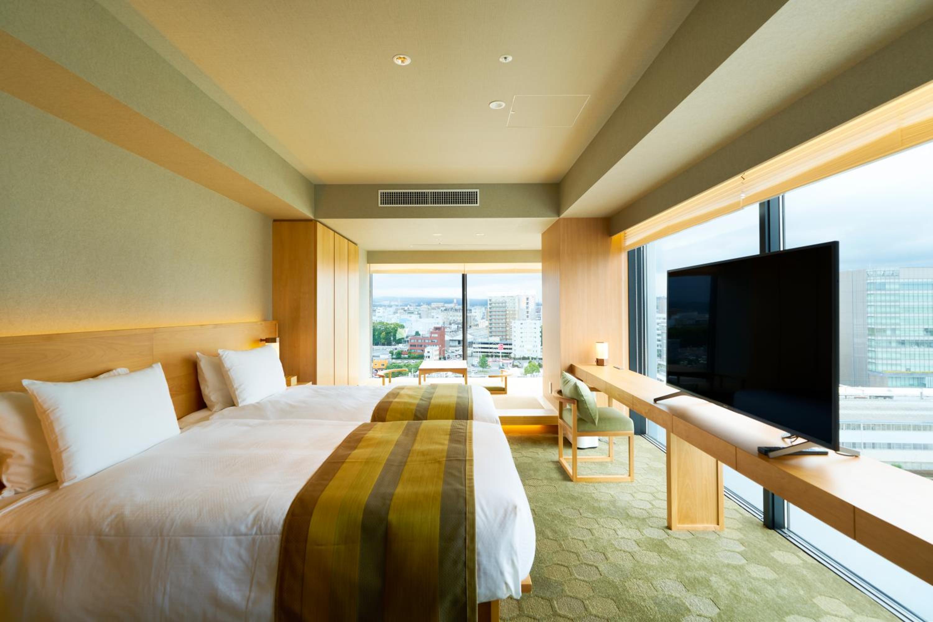 Deluxe Corner Twin Room with Tatami area for 3 People - Photo 4