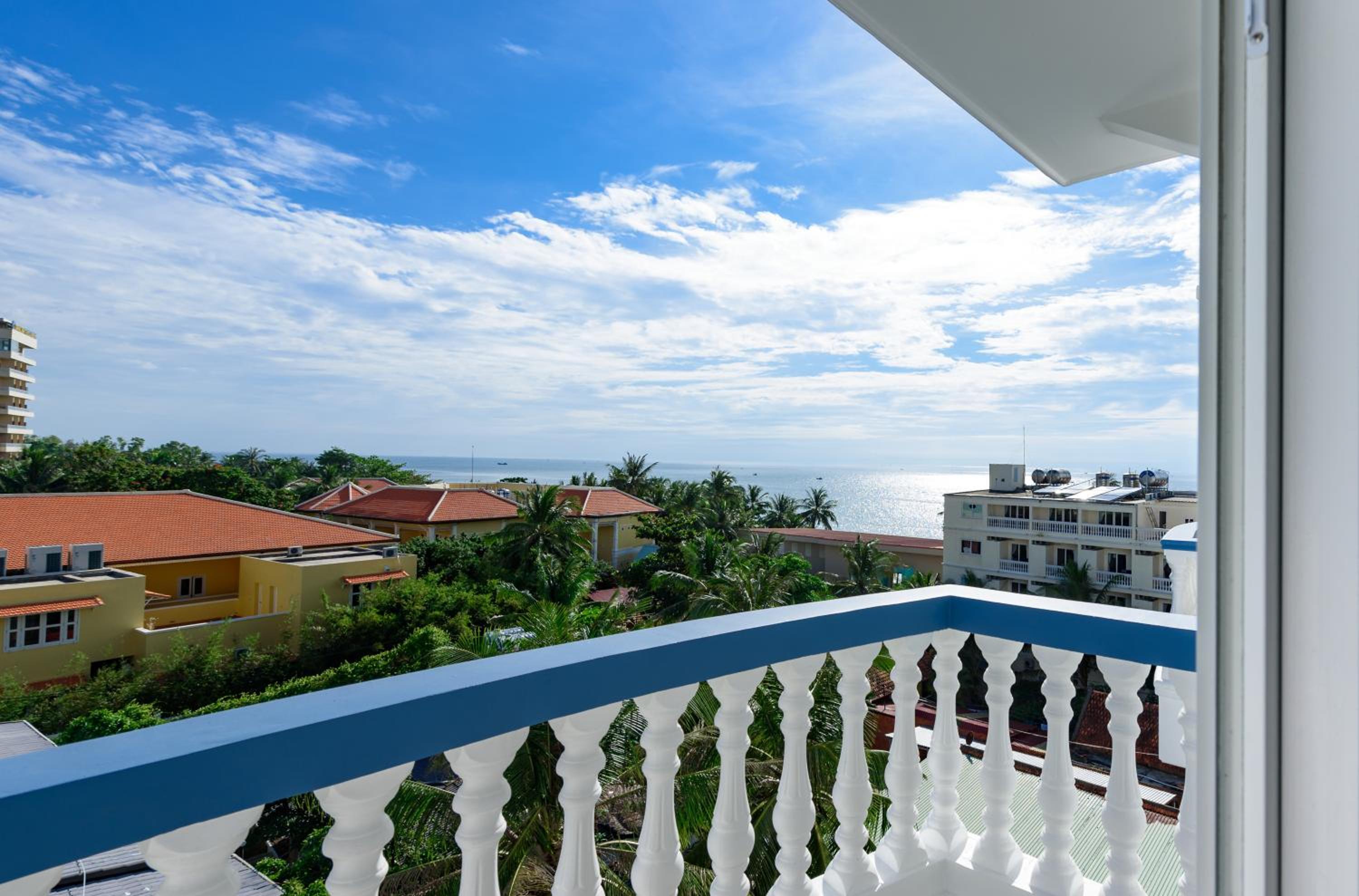 Deluxe Double or Twin Room with Balcony - Photo 2