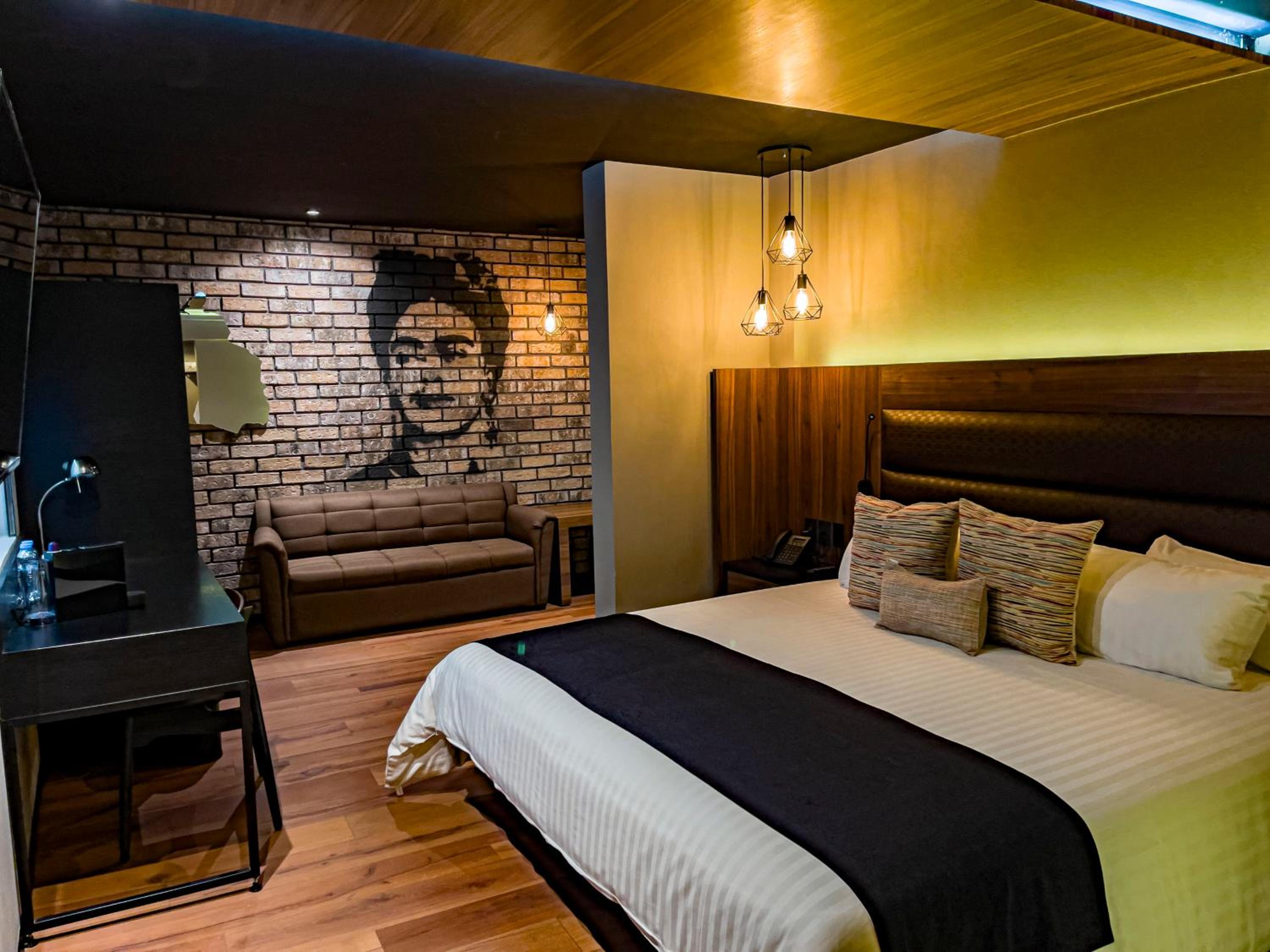 King Suite with Spa Bath - Photo 5