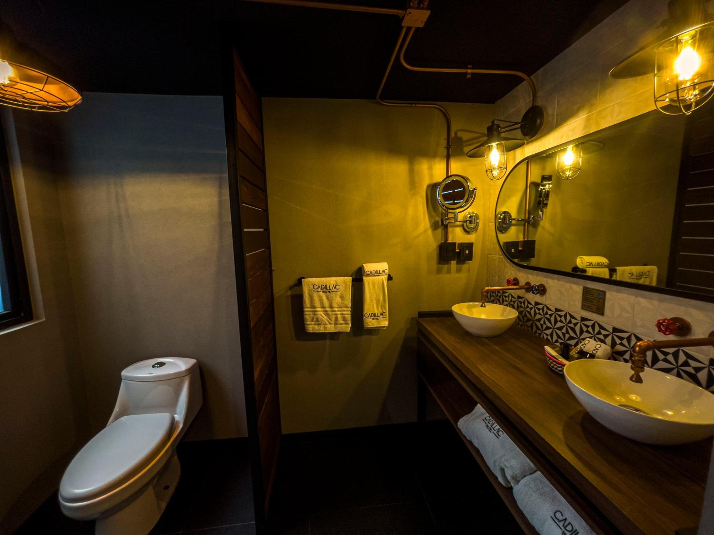 King Suite with Spa Bath - Photo 2