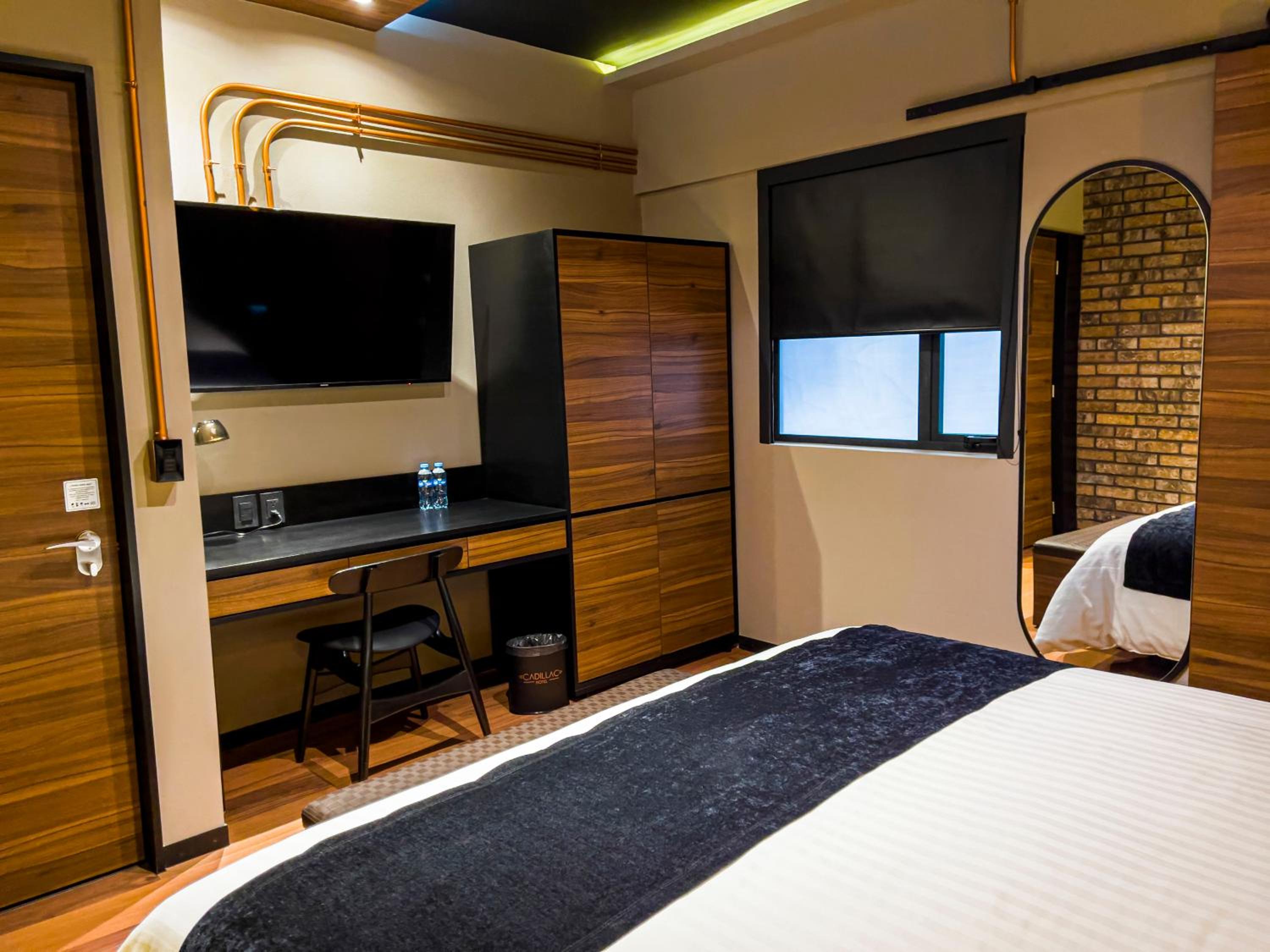Deluxe King Suite - Photo 4