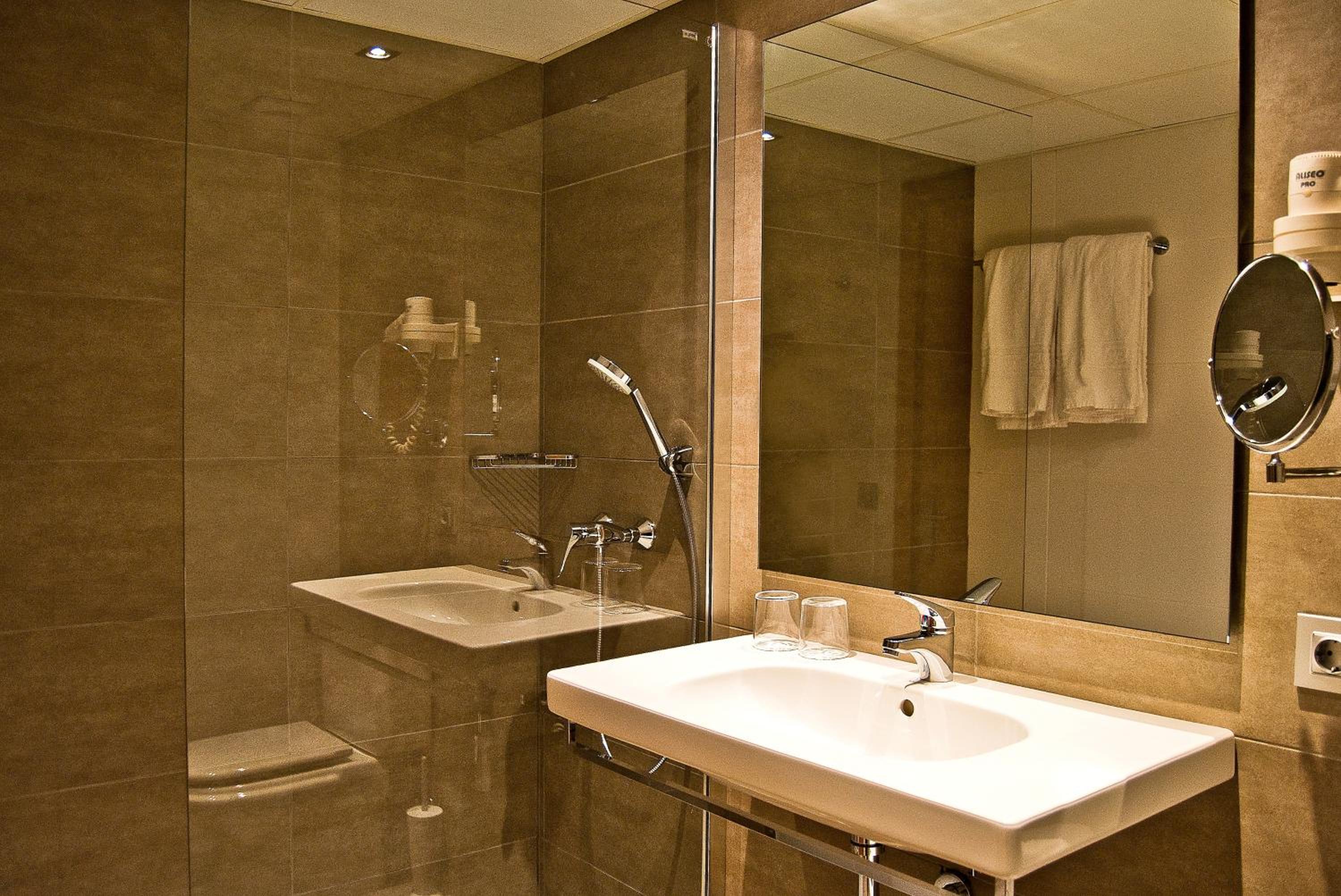 Double or Twin Room with Balcony - Photo 7