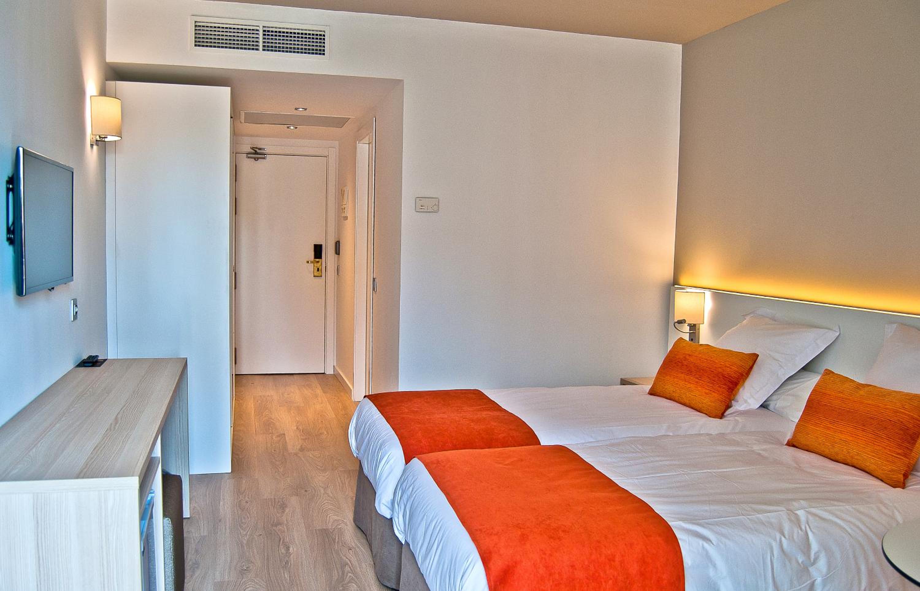 Double or Twin Room with Balcony thumbnail 6
