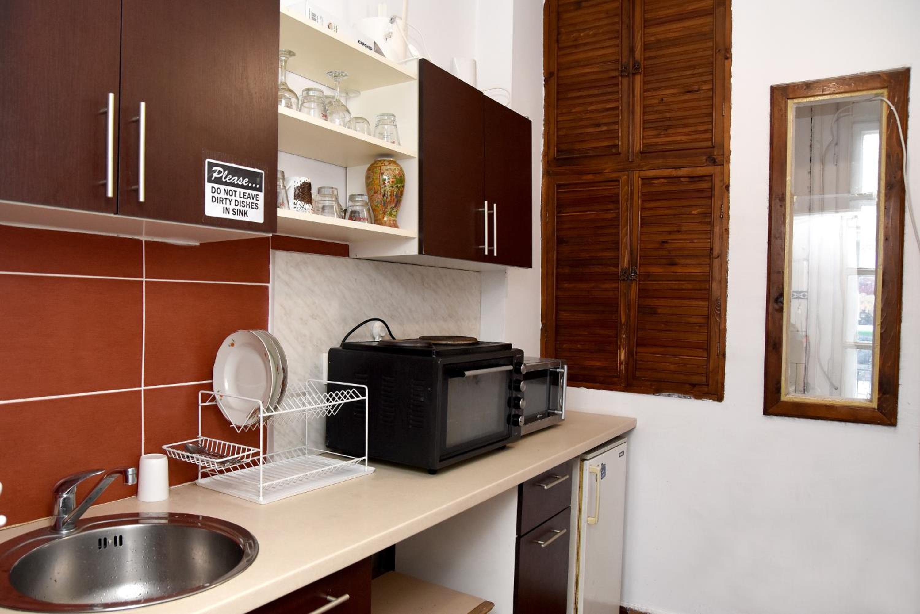 Deluxe Double Room with Private Bathroom - Photo 10