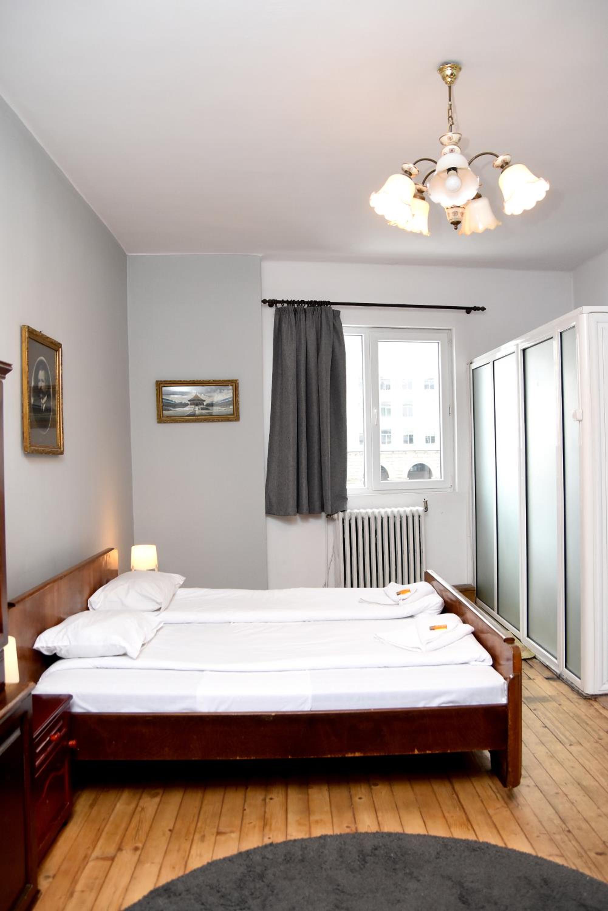 Deluxe King Room - Photo 9