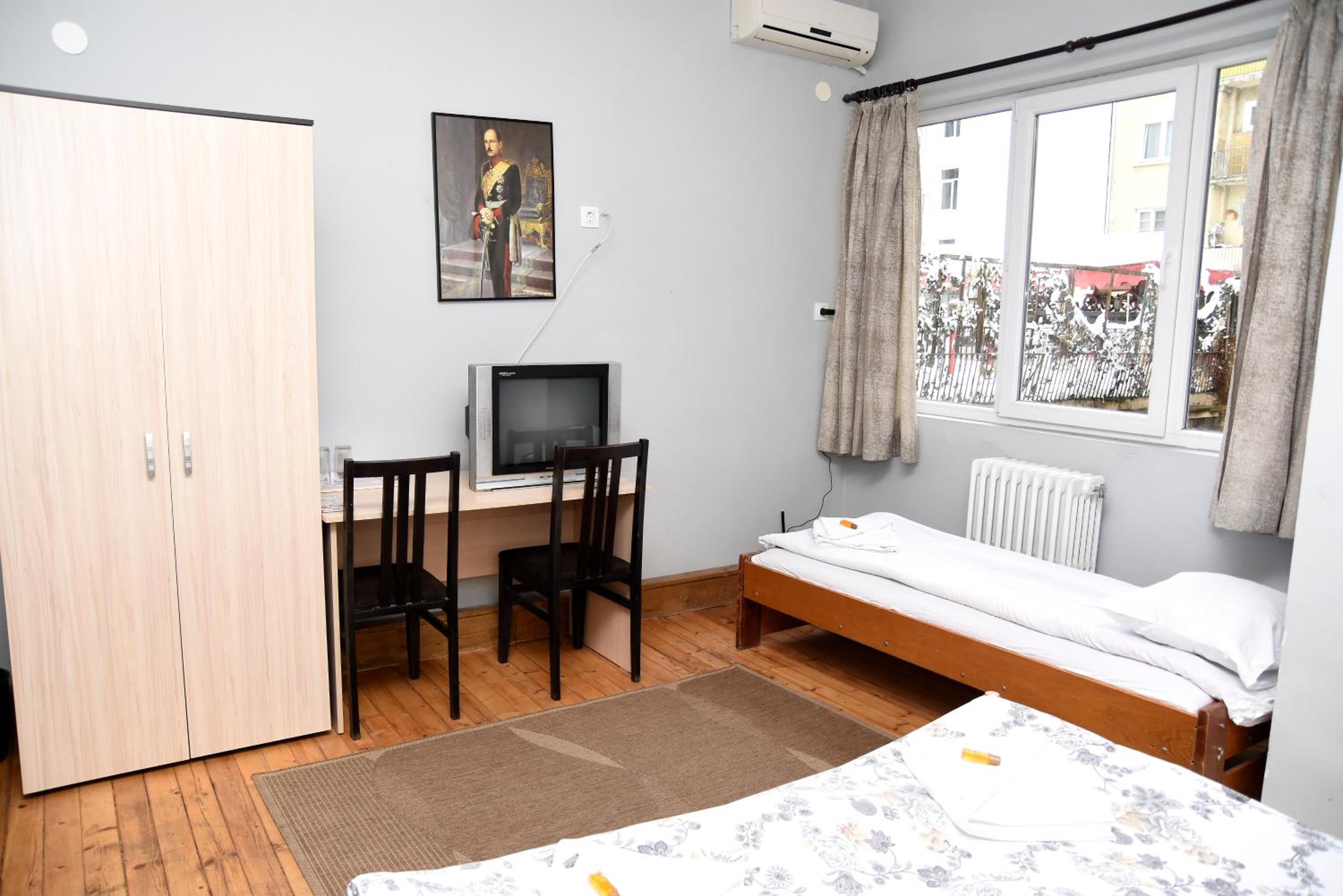 Deluxe Double Room with Private Bathroom - Photo 3