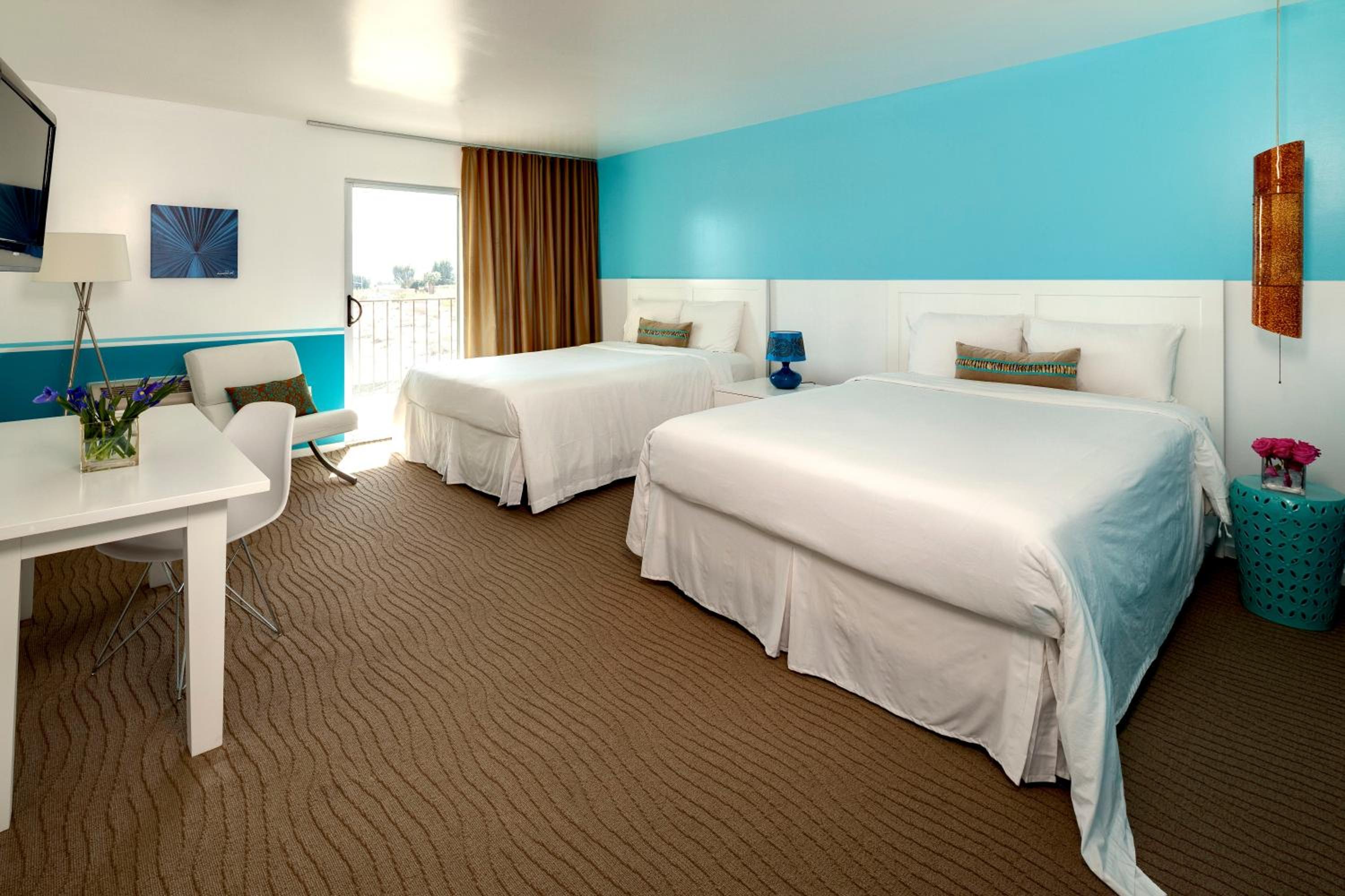 Queen Room with Two Queen Beds - Photo 9