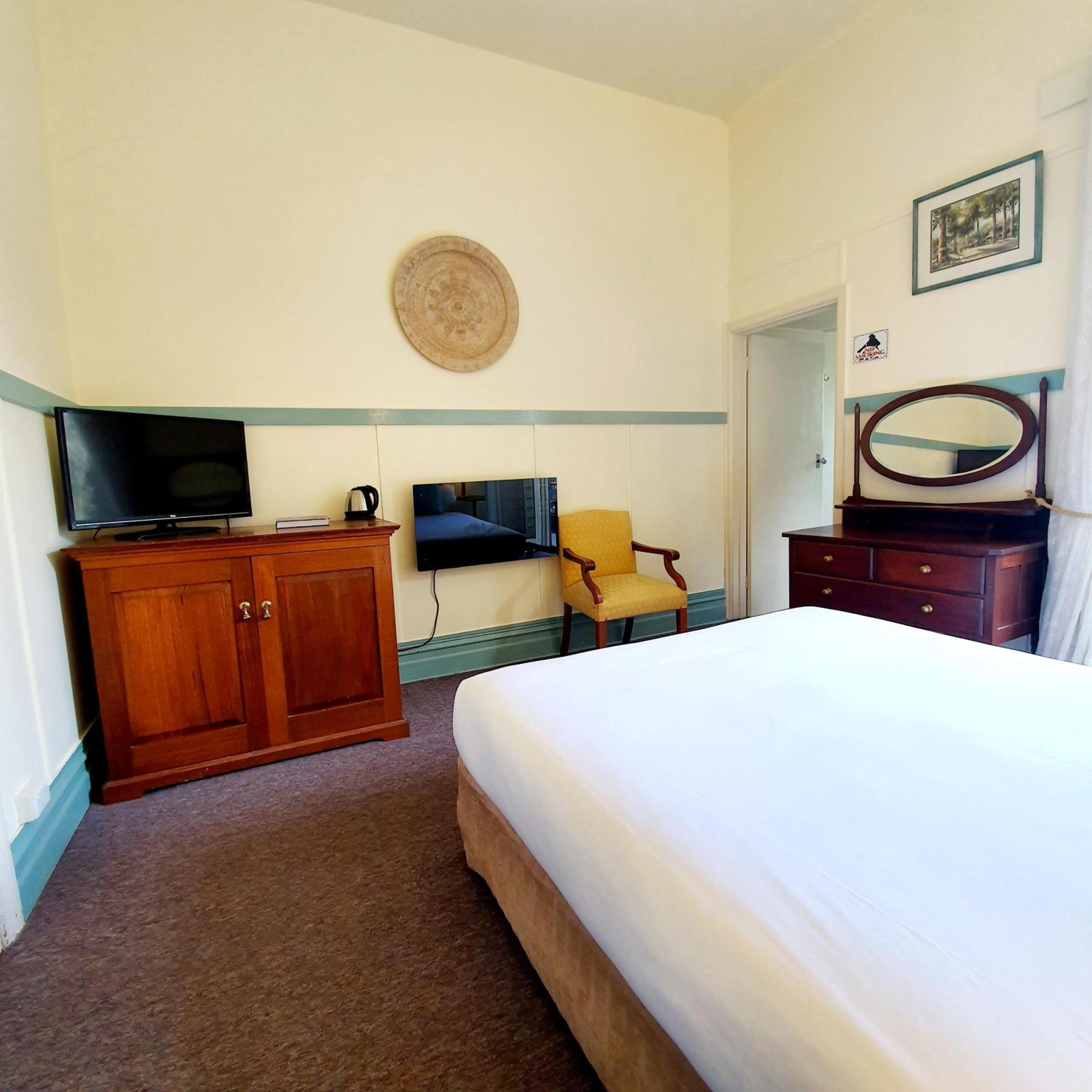Queen Room with Balcony - Photo 3