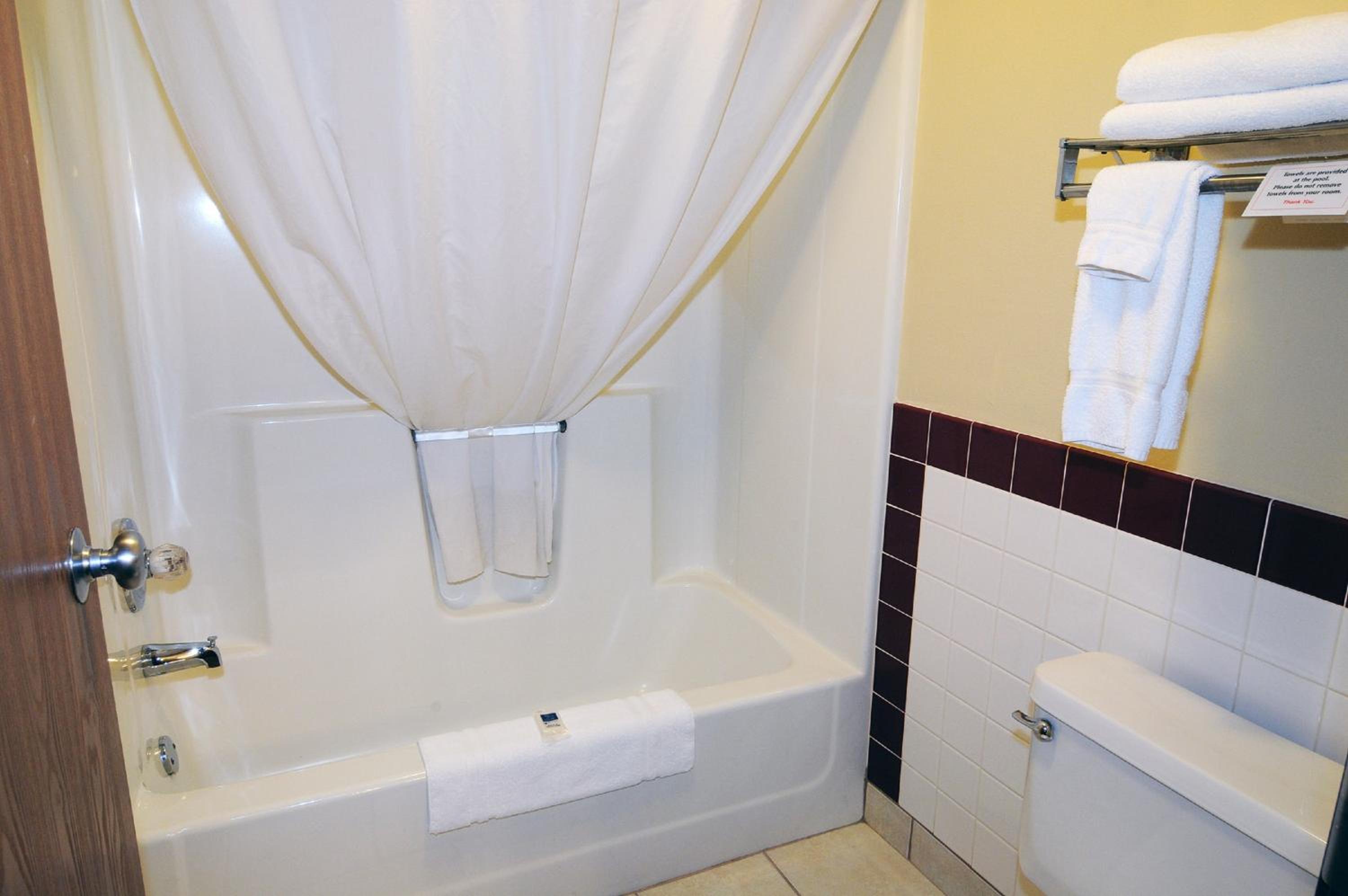 Queen Room - Non-Smoking - Photo 2