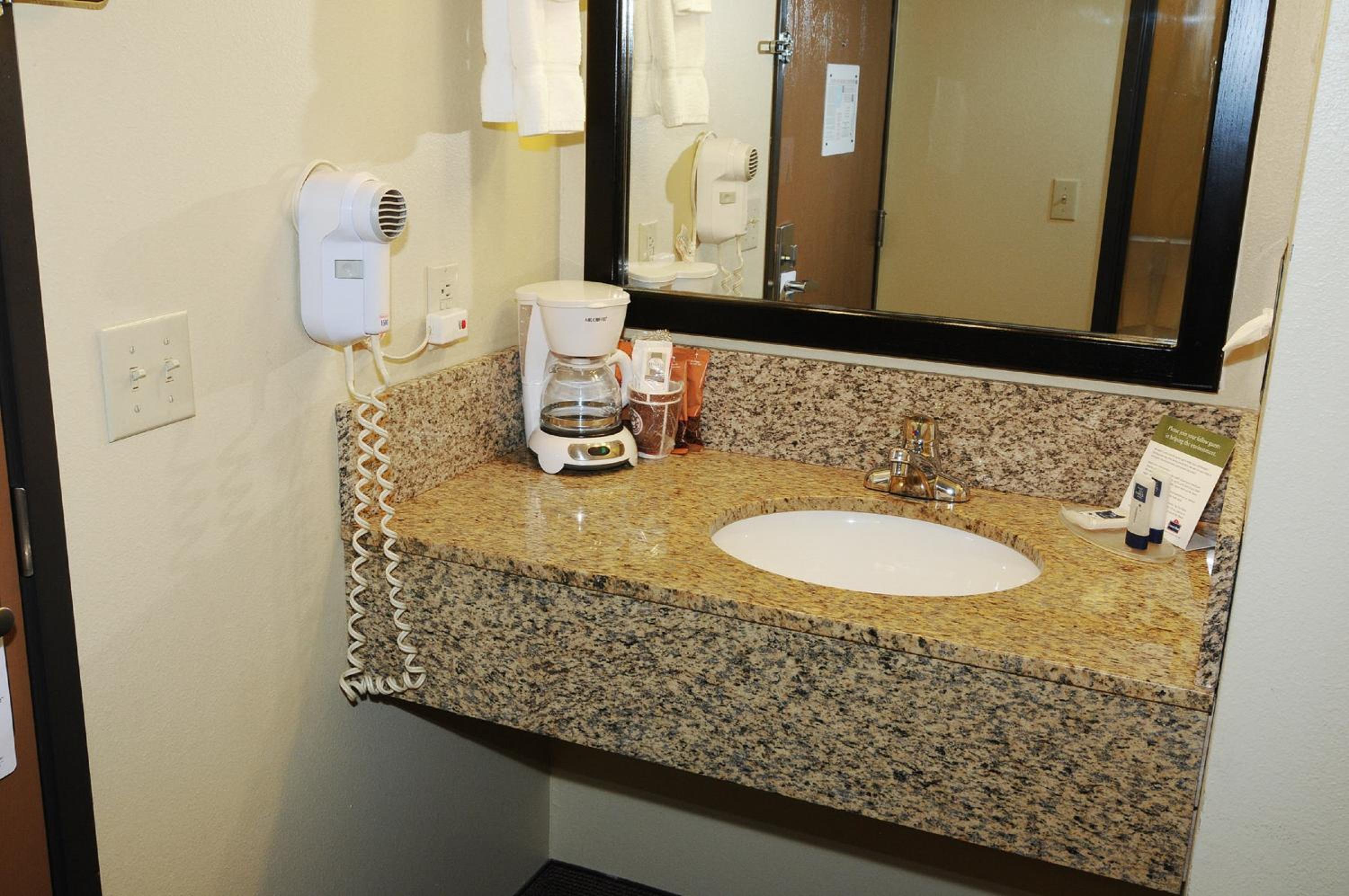 Queen Room - Non-Smoking - Photo 5