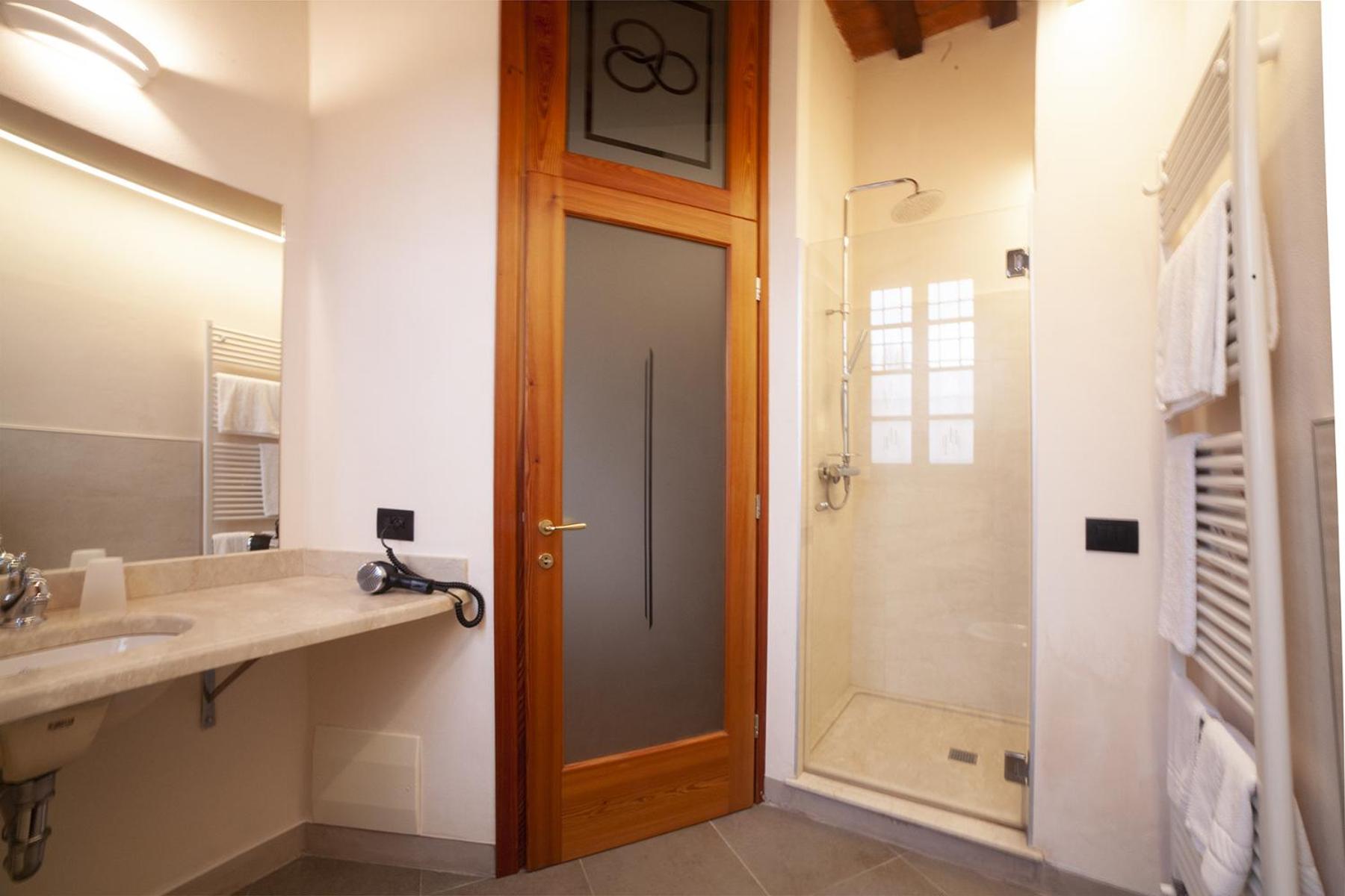 Deluxe Room - Photo 17
