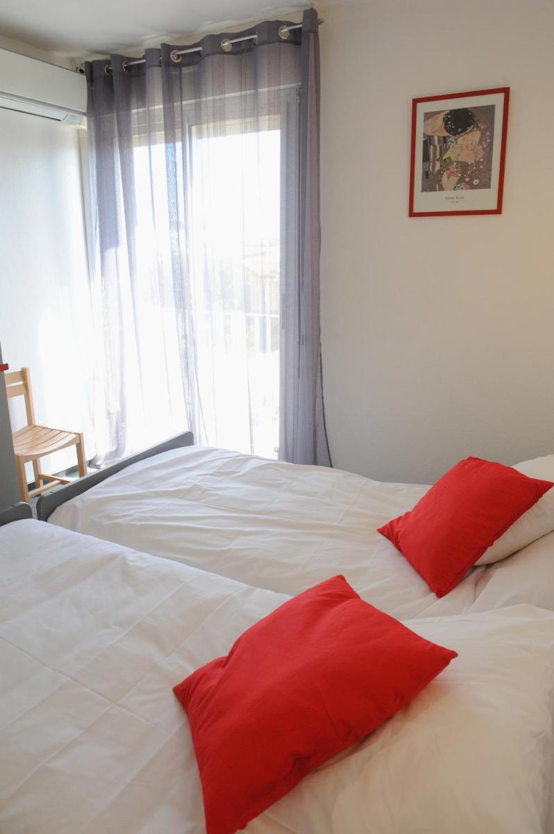Comfort Triple Room with 3 Single Beds - Courtyard side - Photo 3