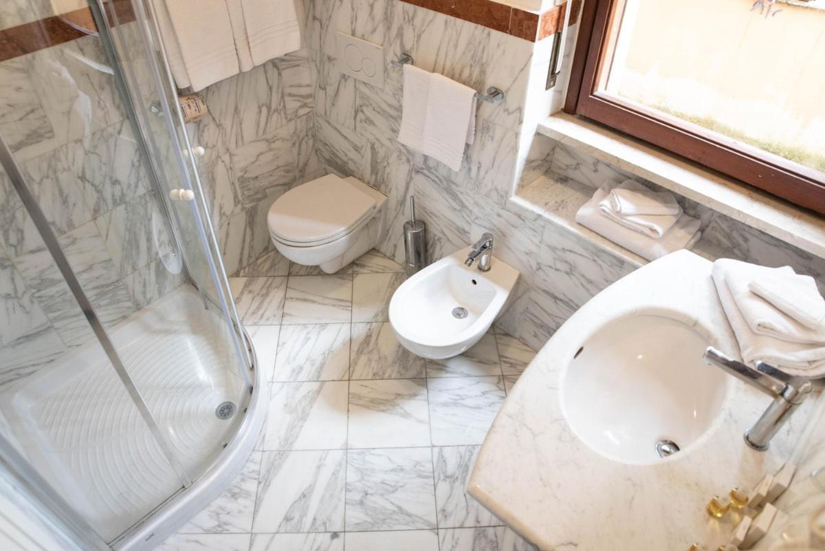 Queen Room with Shared Bathroom photo 2