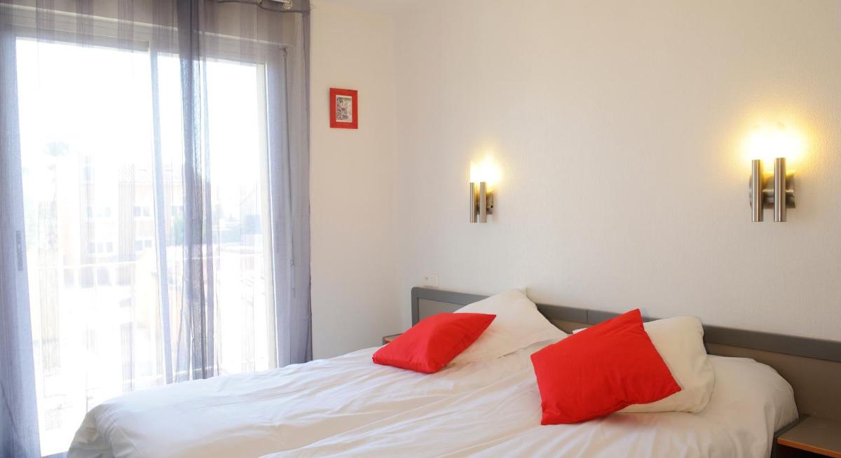 Comfort Twin Room with Balcony and Air Conditioning - Street side photo 2
